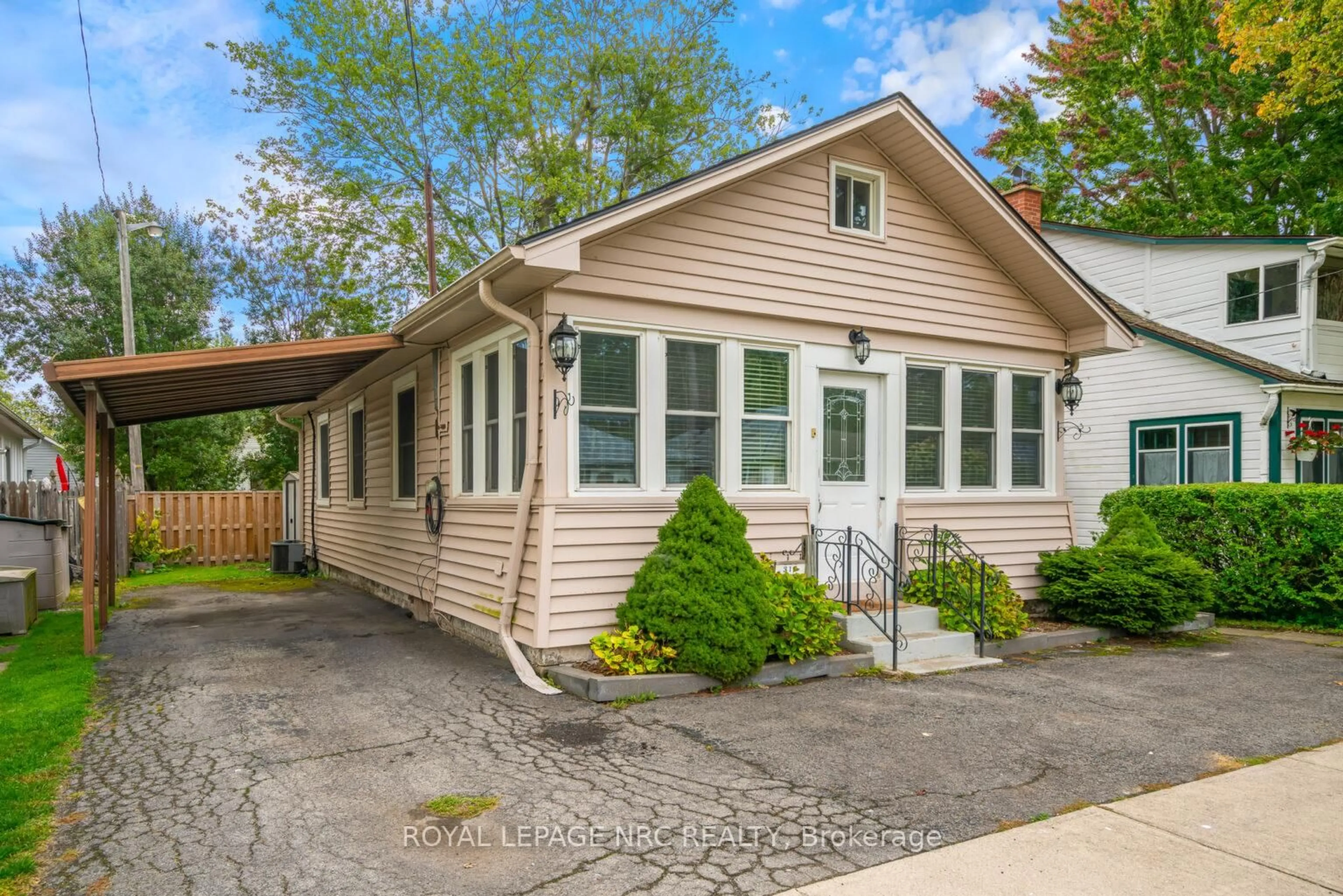 Home with vinyl exterior material, street for 310 Eastwood Ave, Fort Erie Ontario L0S 1B0