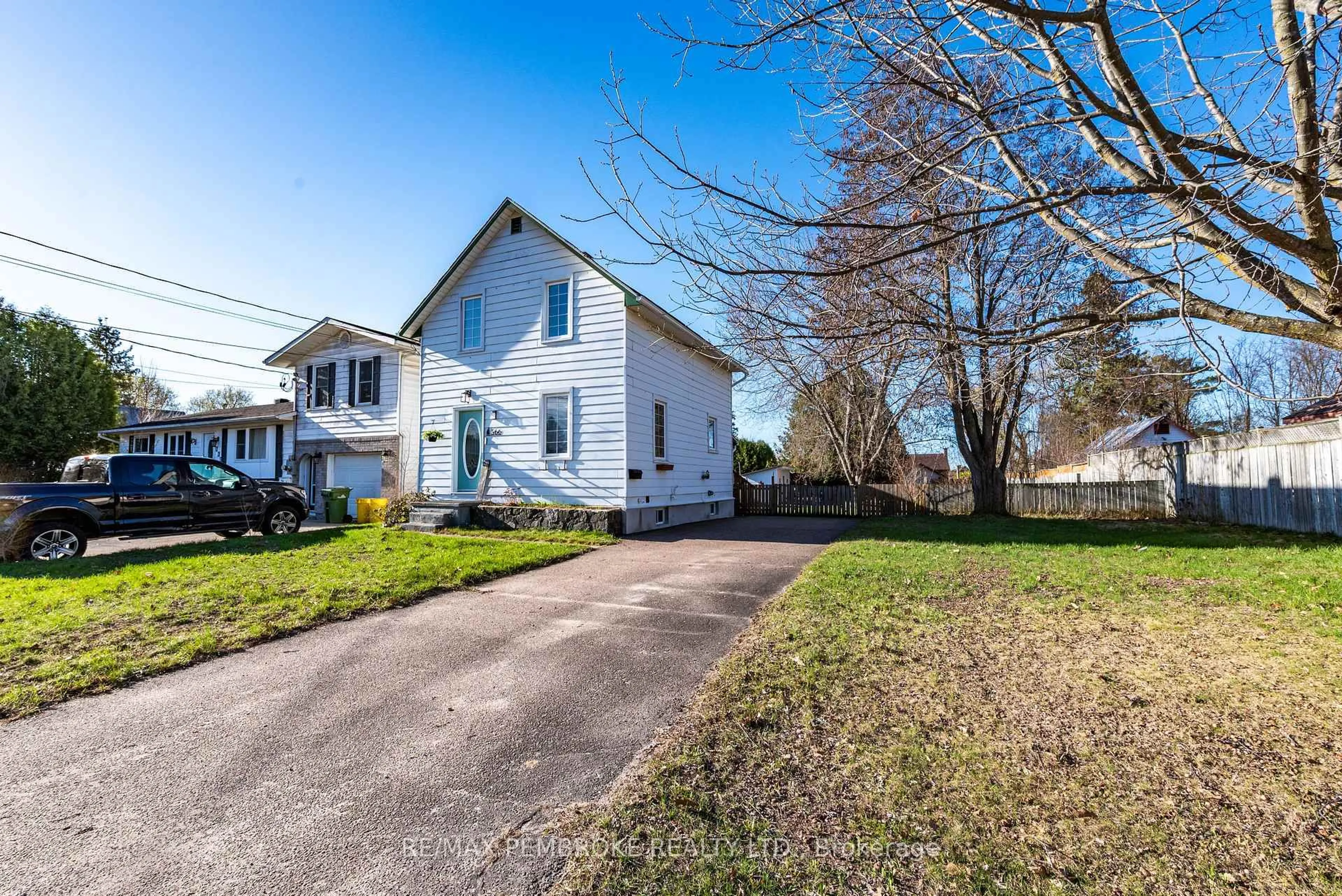 A pic from outside/outdoor area/front of a property/back of a property/a pic from drone, street for 566 Perth St, Pembroke Ontario K8A 6B6