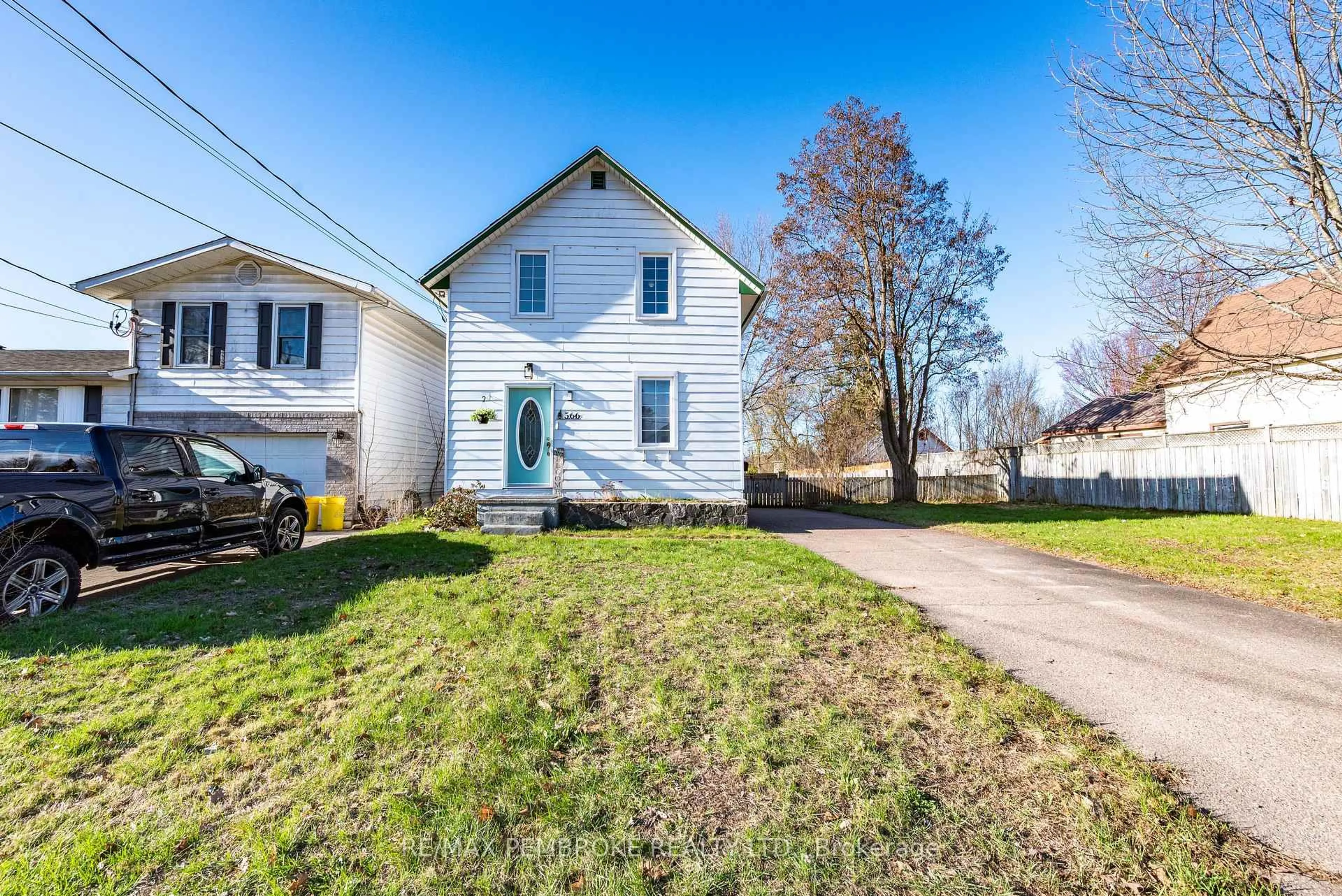 A pic from outside/outdoor area/front of a property/back of a property/a pic from drone, street for 566 Perth St, Pembroke Ontario K8A 6B6
