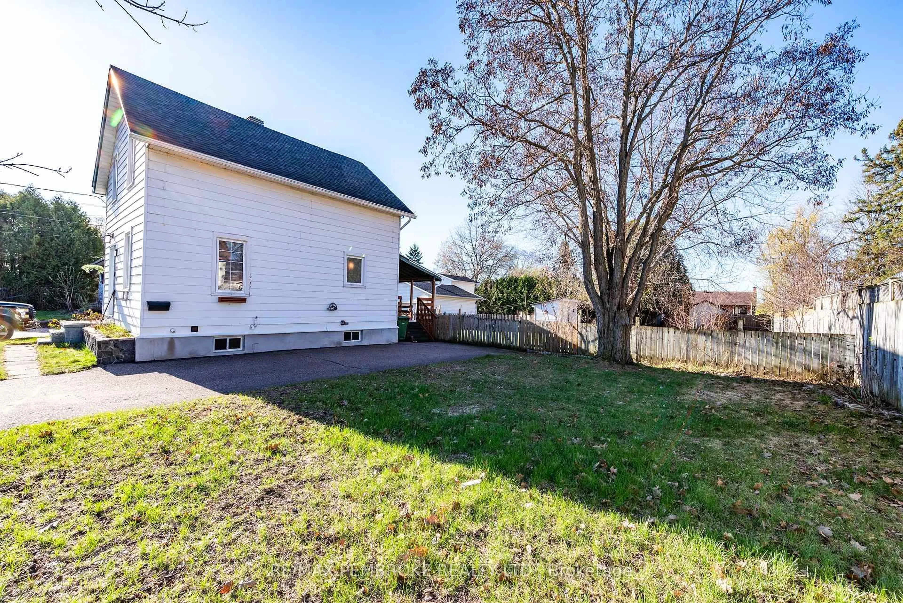 Patio, street for 566 Perth St, Pembroke Ontario K8A 6B6