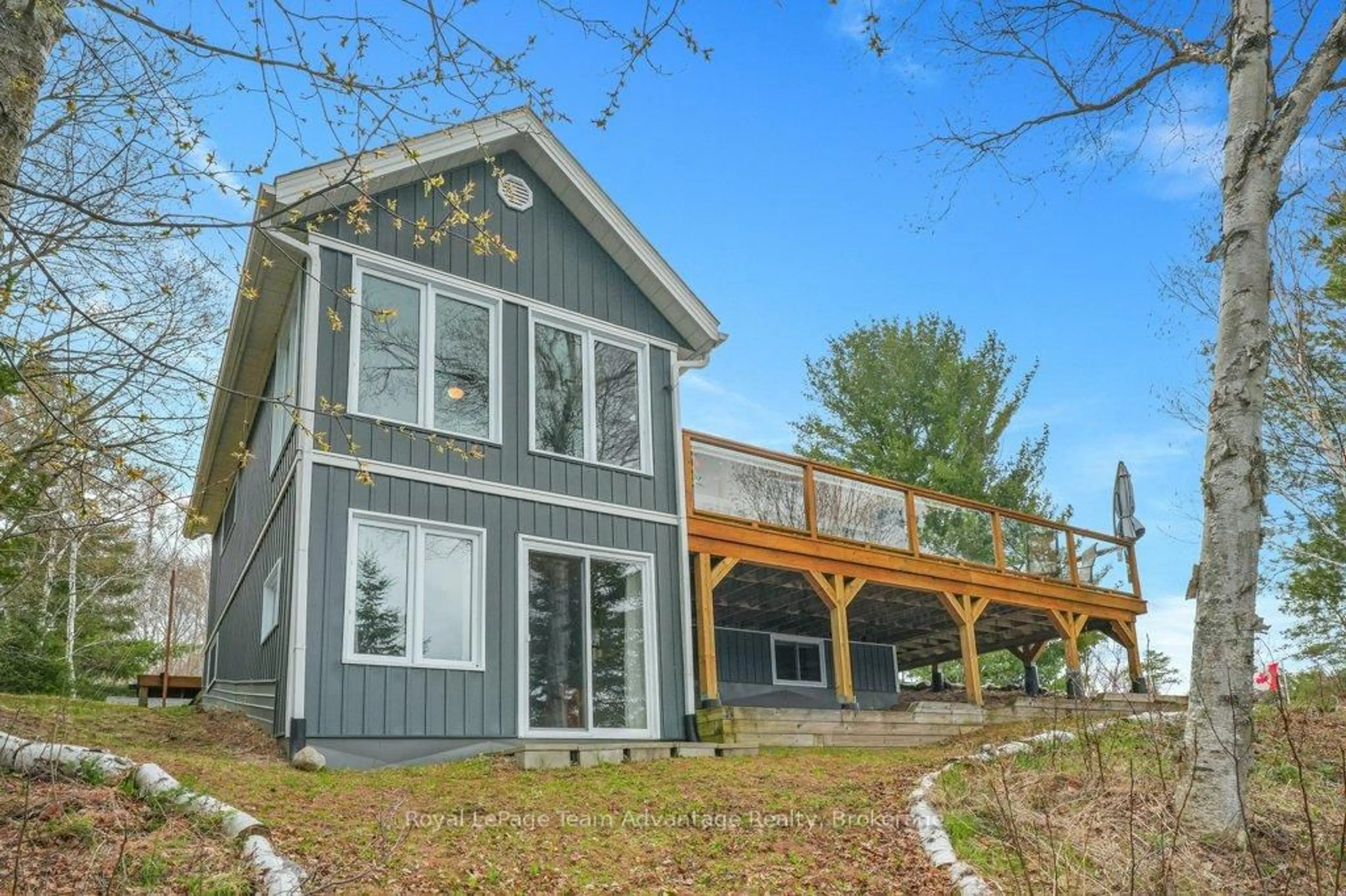 Home with vinyl exterior material, water/lake/river/ocean view for 134 Johnston Rd, Magnetawan Ontario P0A 1P0