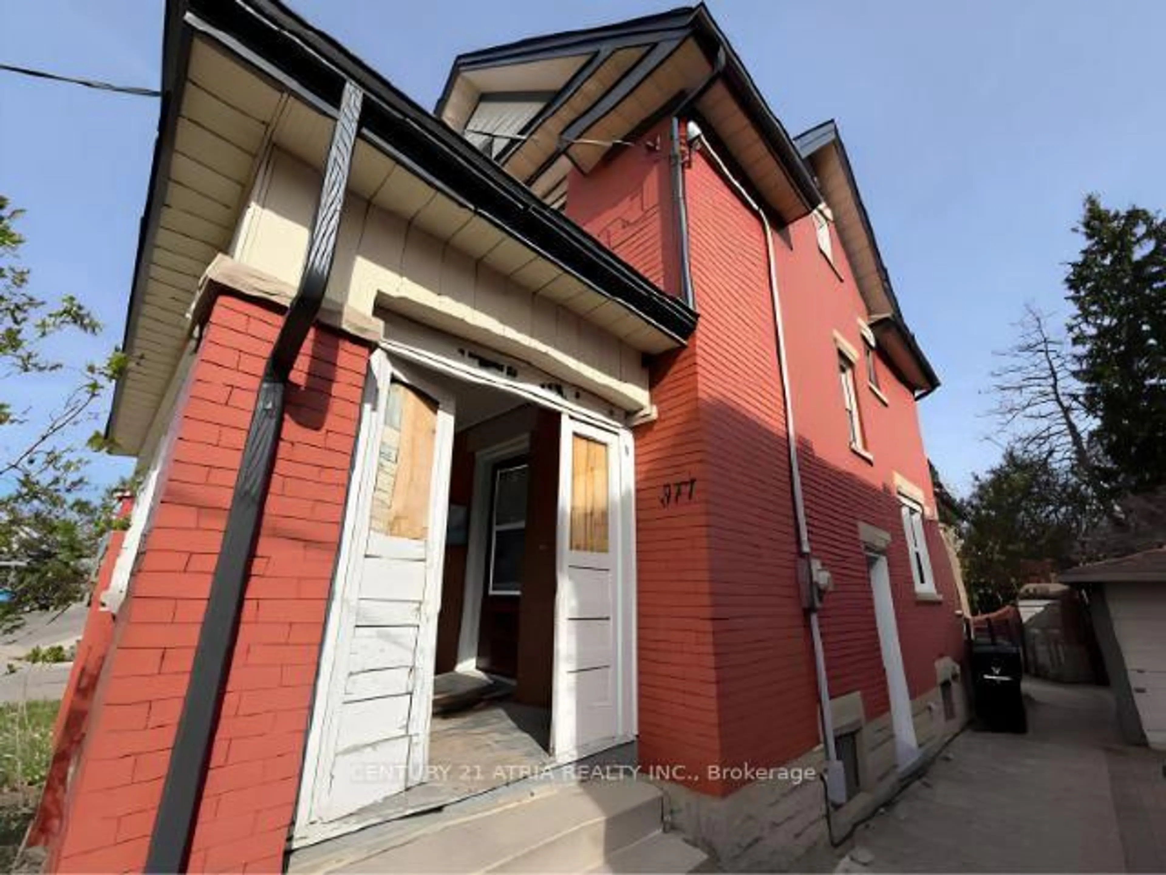 Home with brick exterior material, street for 377 Guelph St, Kitchener Ontario N2H 5X4