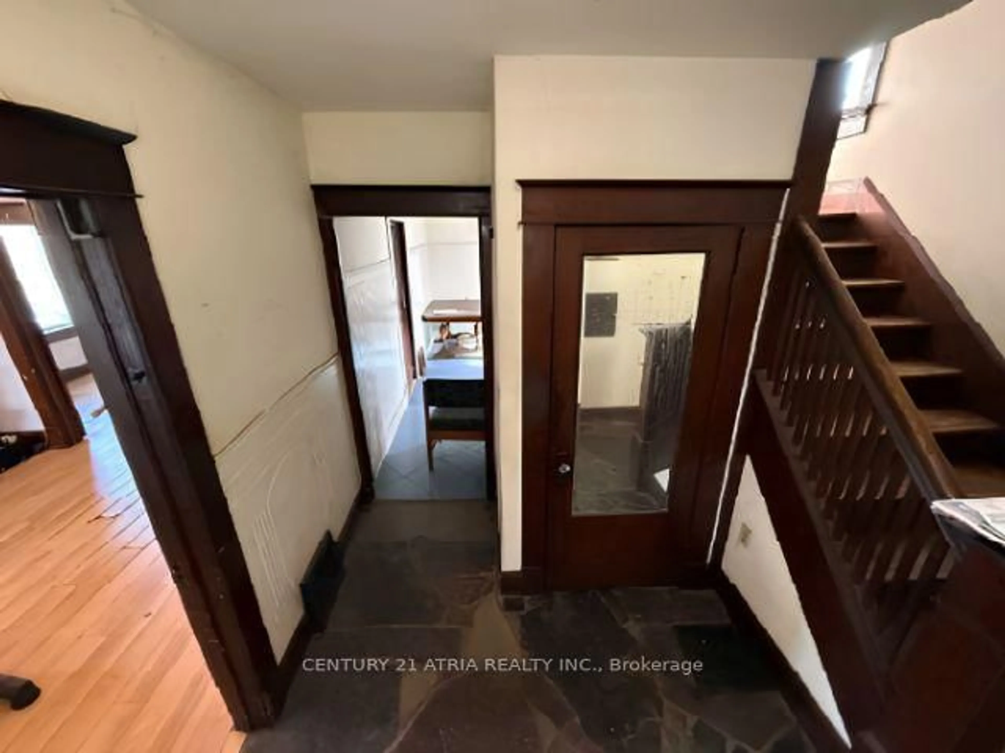 Indoor foyer for 377 Guelph St, Kitchener Ontario N2H 5X4