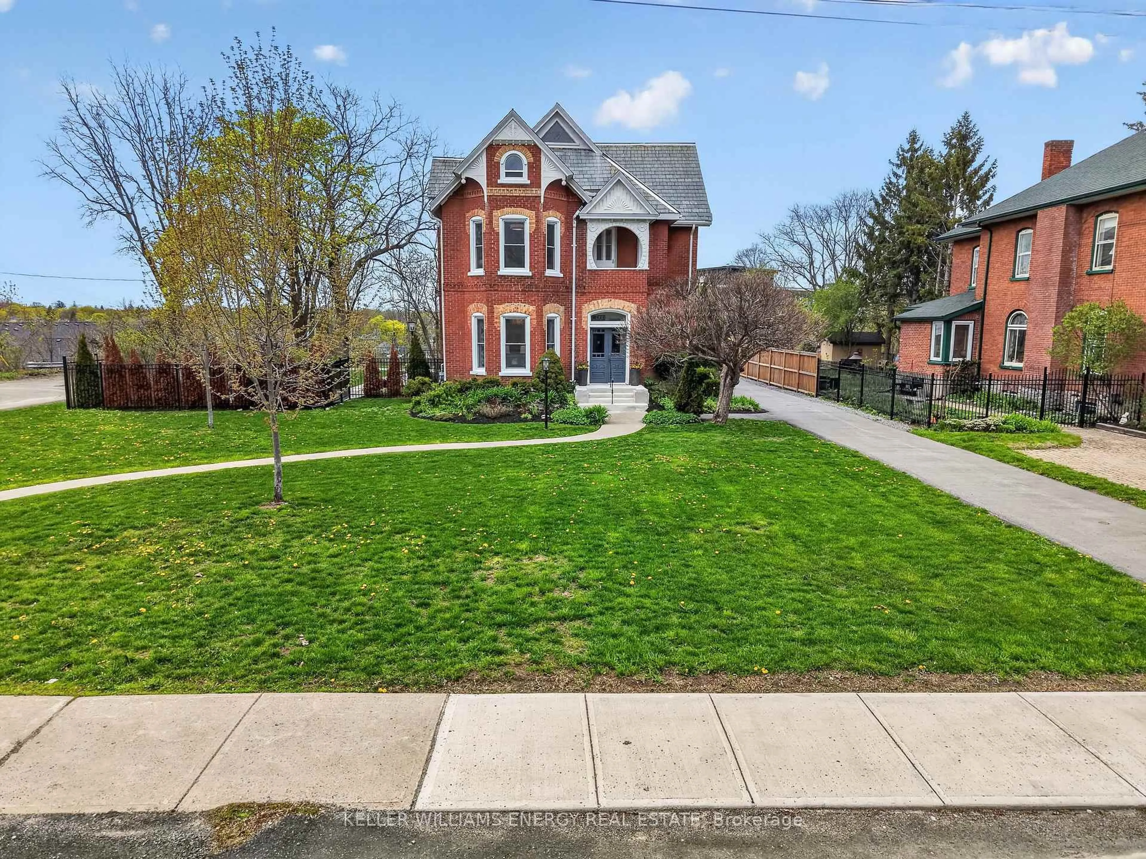 A pic from outside/outdoor area/front of a property/back of a property/a pic from drone, street for 4 Pine St, Belleville Ontario K8N 2L8