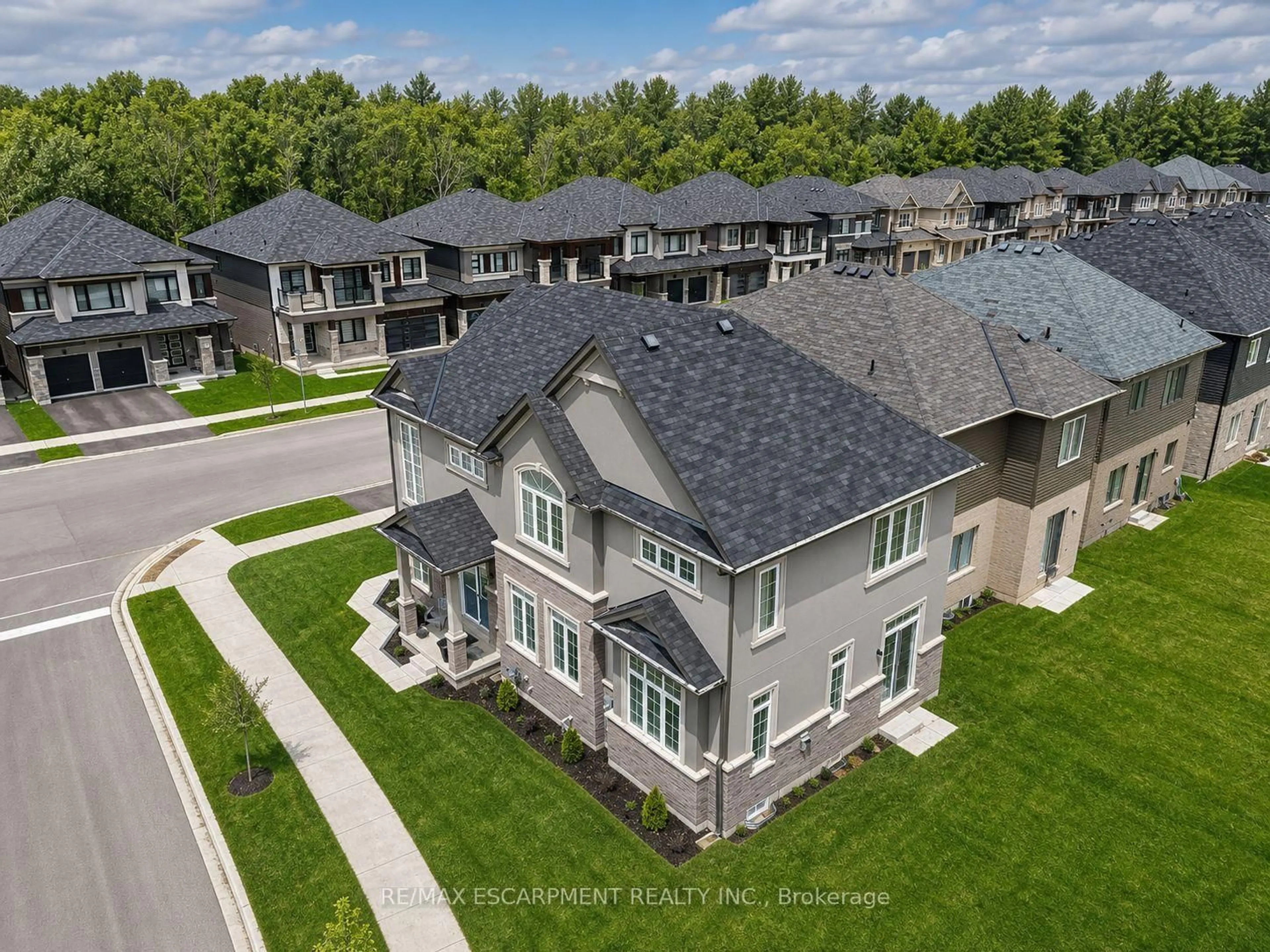 A pic from outside/outdoor area/front of a property/back of a property/a pic from drone, unknown for 16 Stauffer Rd, Brantford Ontario N3V 0B2