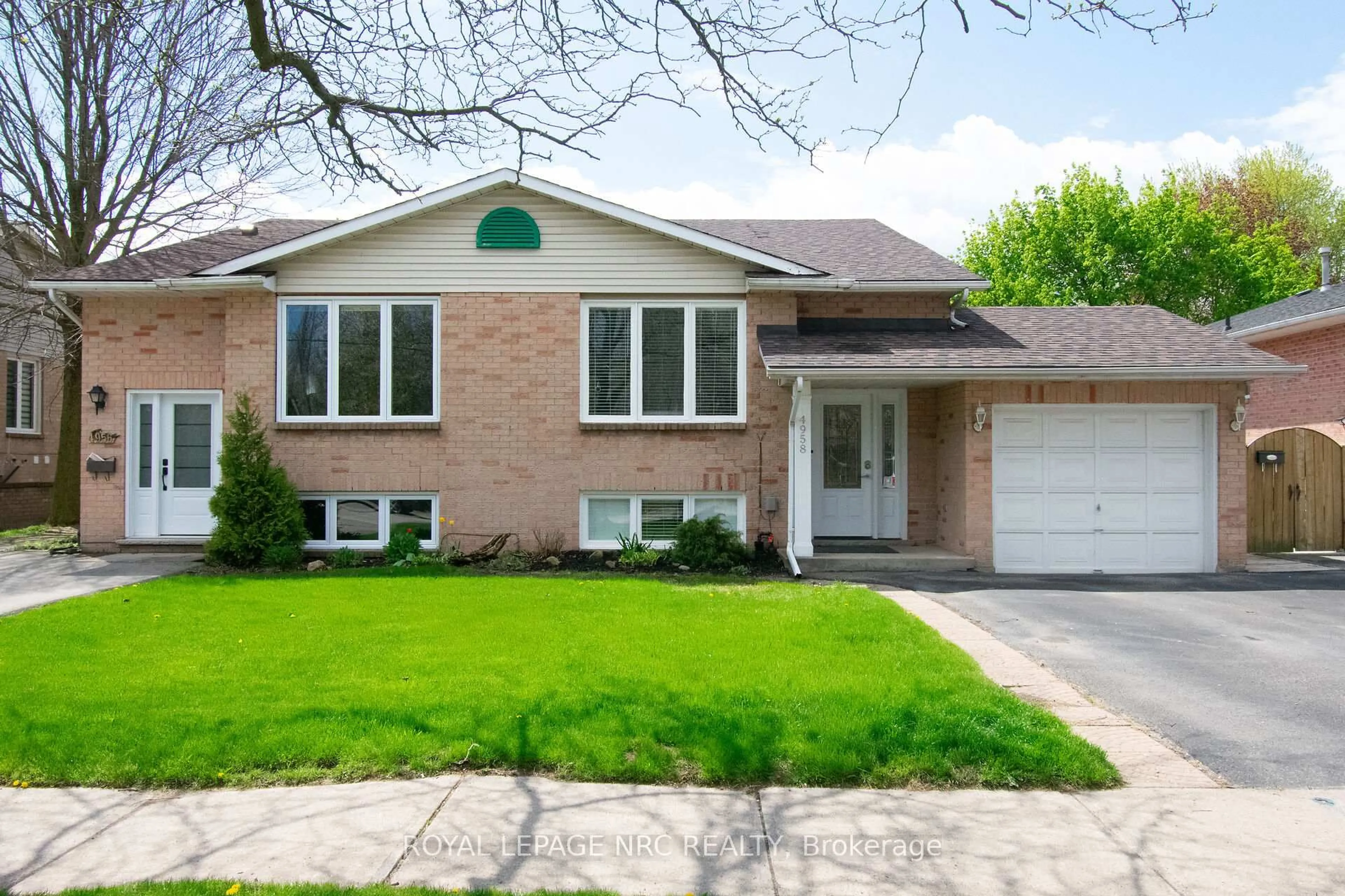 Home with brick exterior material, street for 4958 Greenlane Rd, Lincoln Ontario L3J 0C2