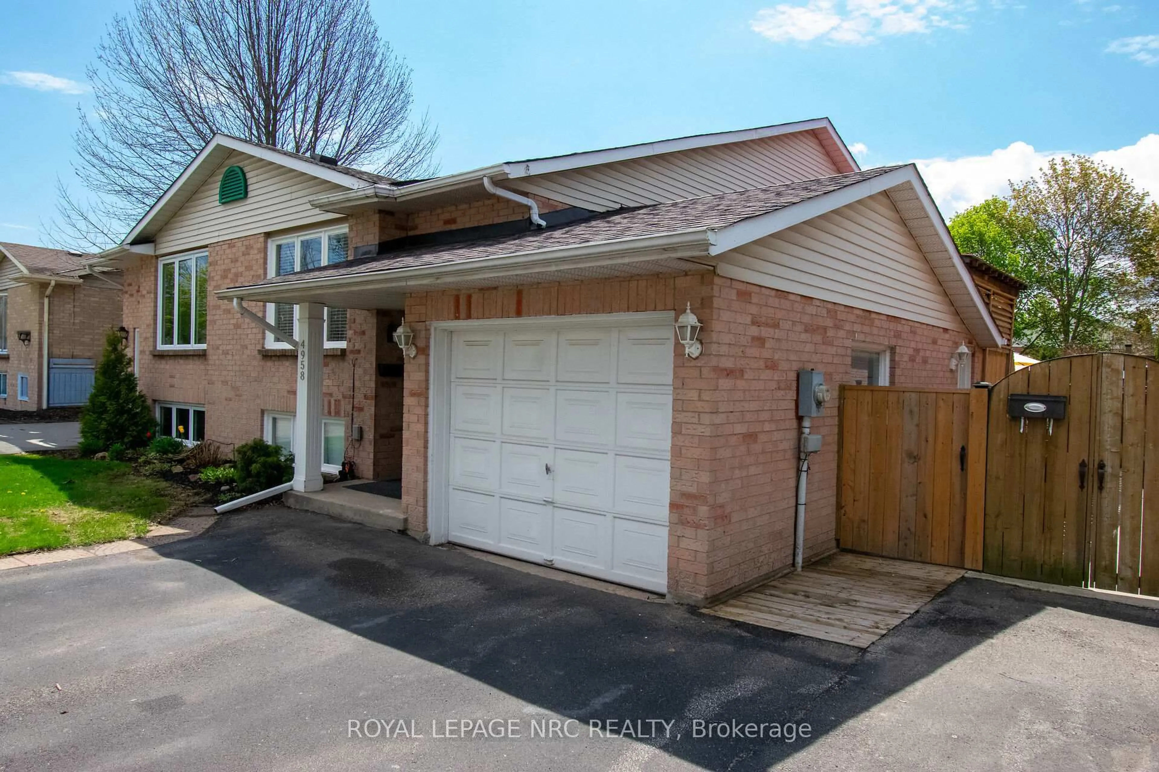 Home with brick exterior material, street for 4958 Greenlane Rd, Lincoln Ontario L3J 0C2