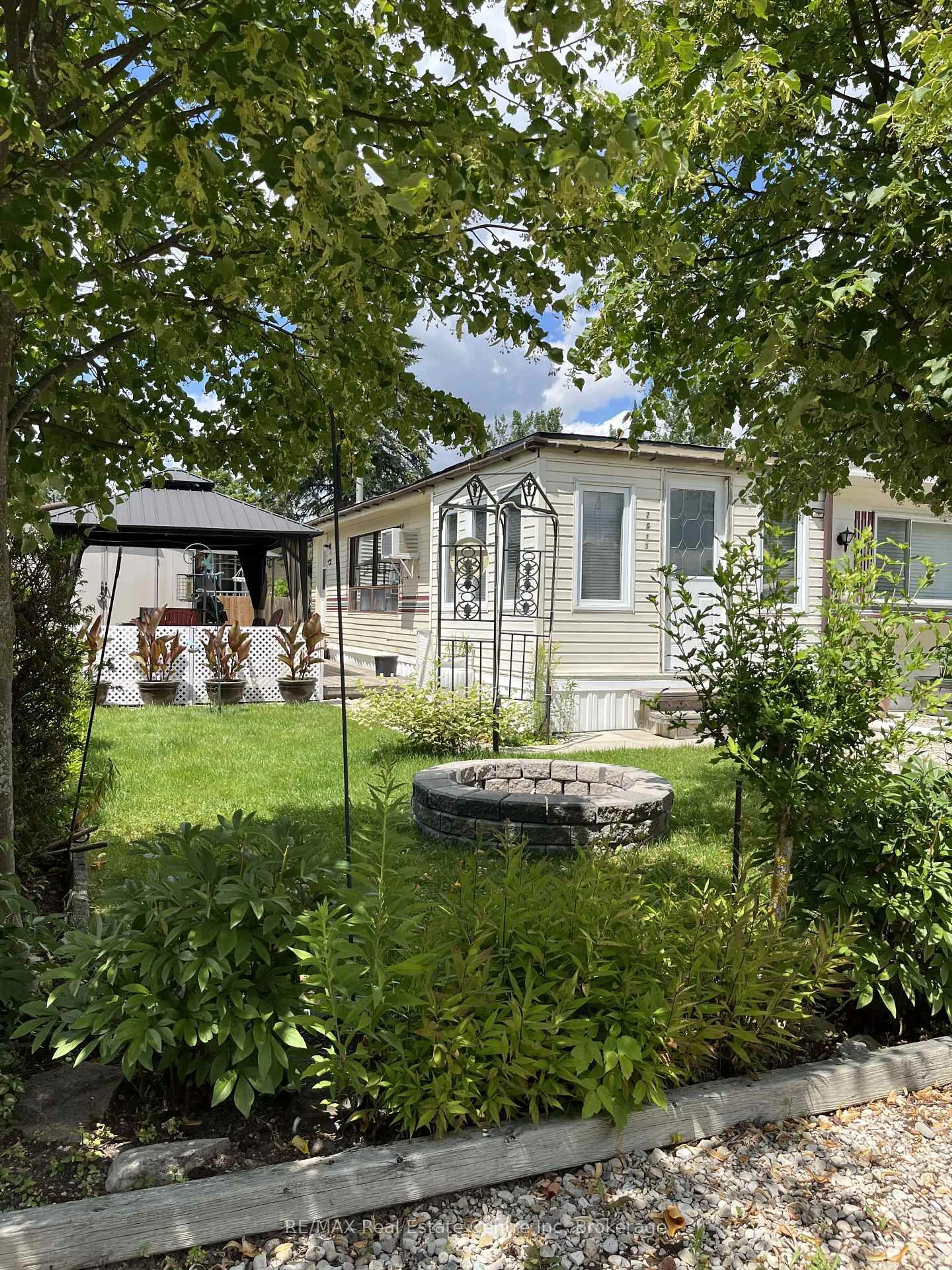Patio, street for 2073 Friendly Blvd, Centre Wellington Ontario N1M 2W5