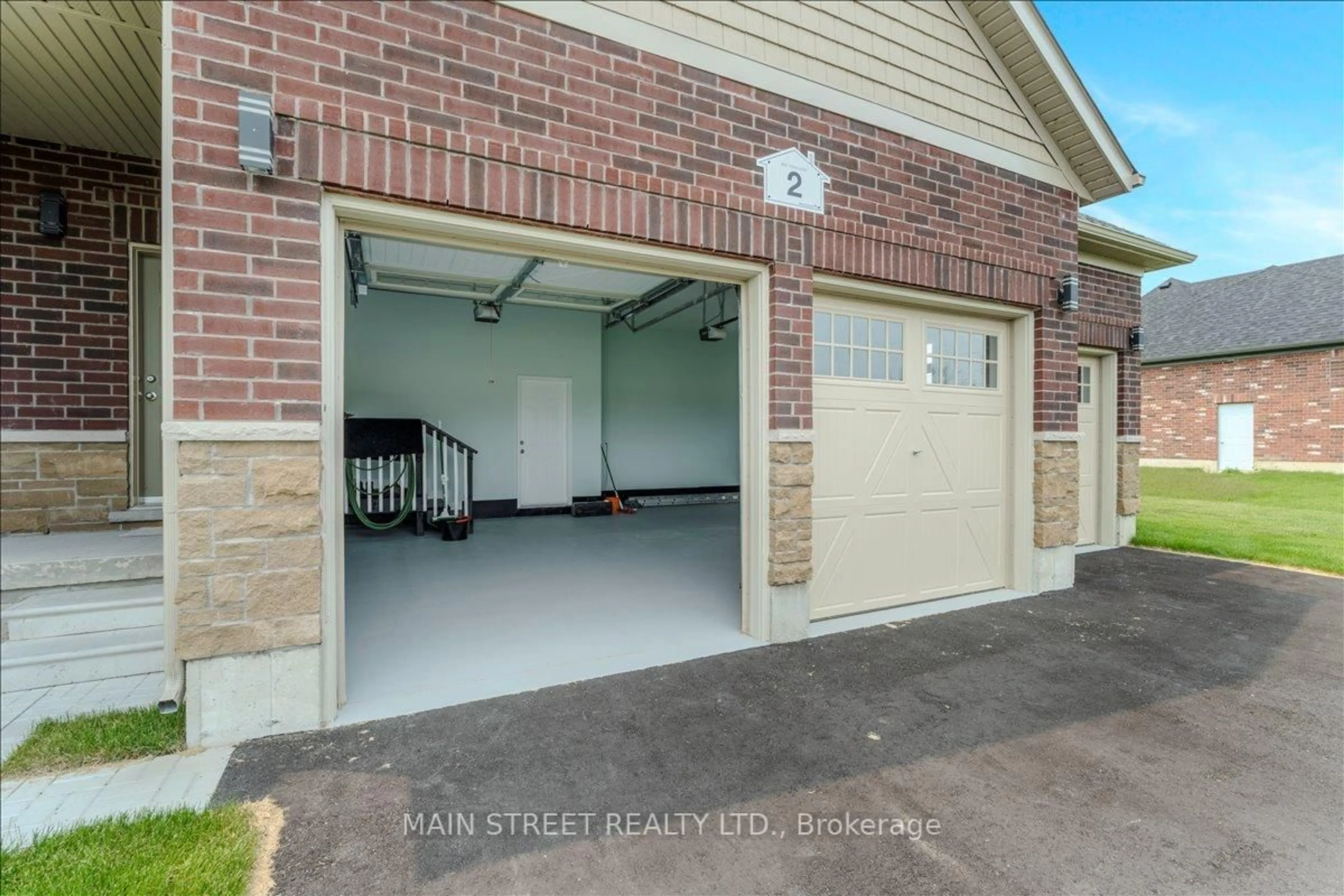 Indoor garage for 2 Bay Vista Gate, Quinte West Ontario K0K 1L0