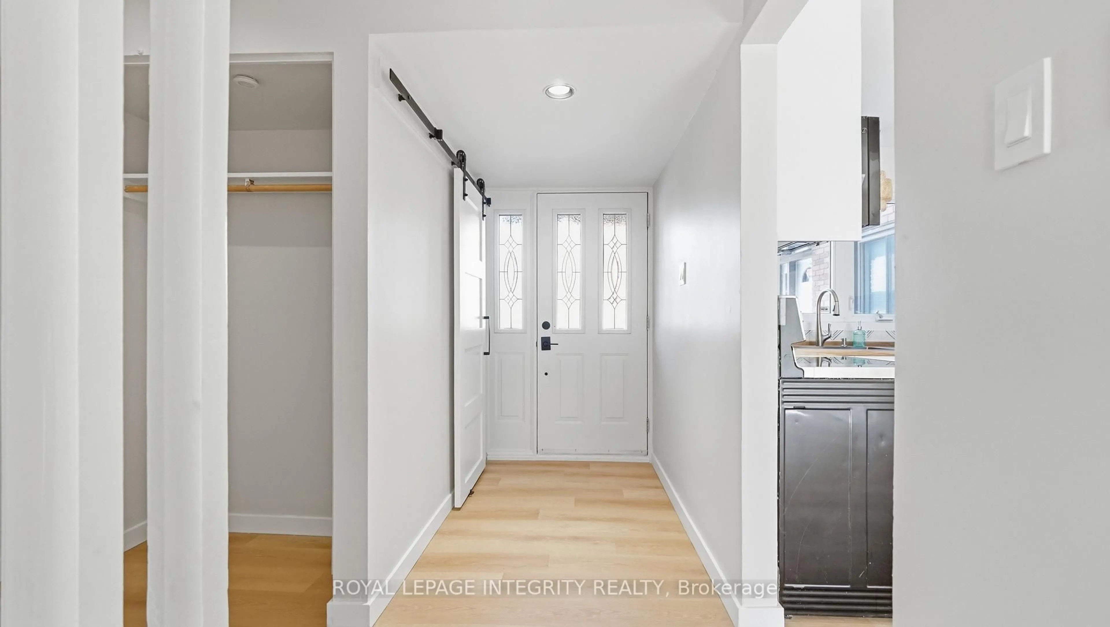 Indoor entryway for 3920 Old Richmond Rd #E, Ottawa Ontario K2H 5C6