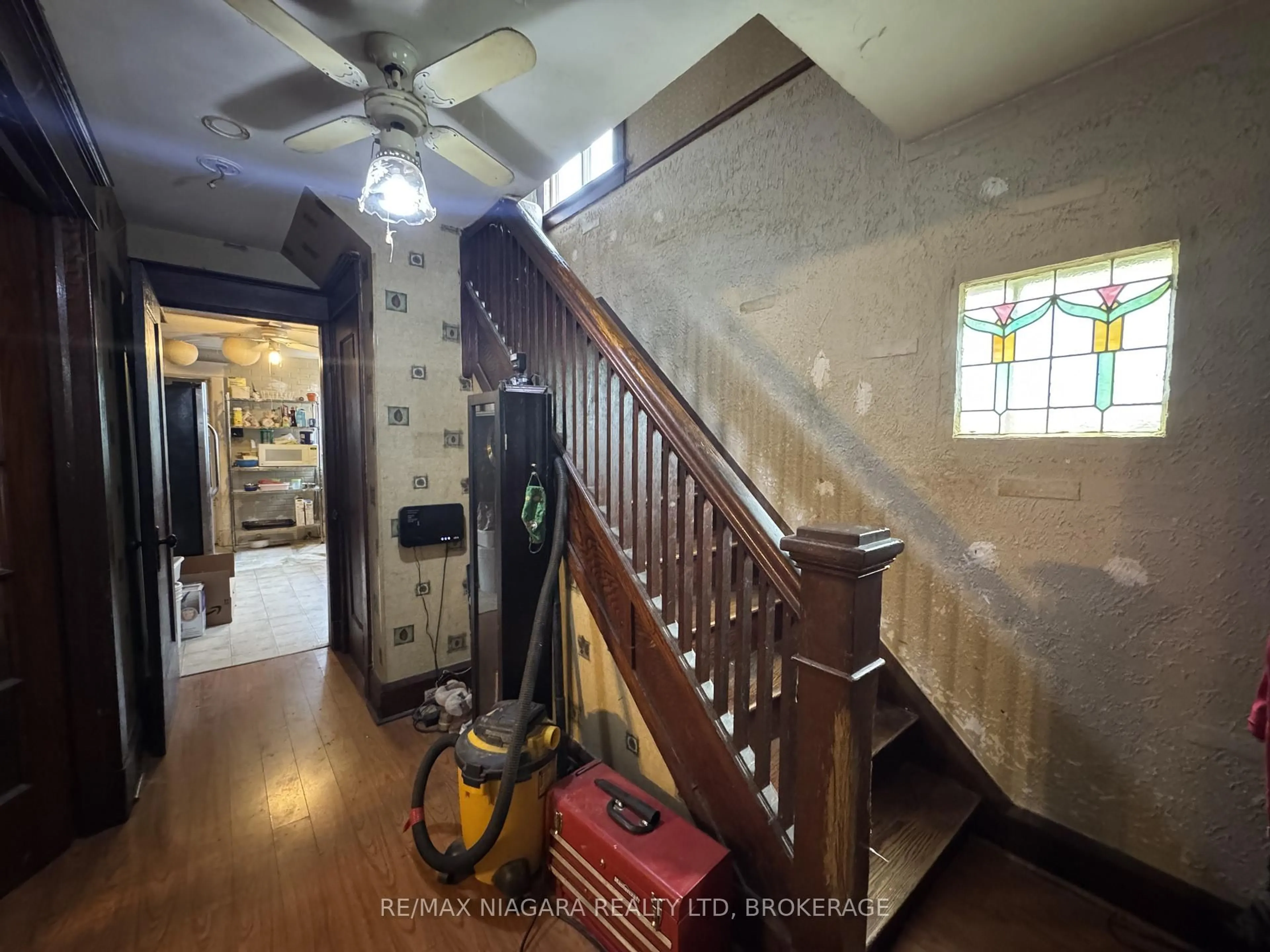 Indoor foyer for 101 DELHI St, Port Colborne Ontario L3K 3L1