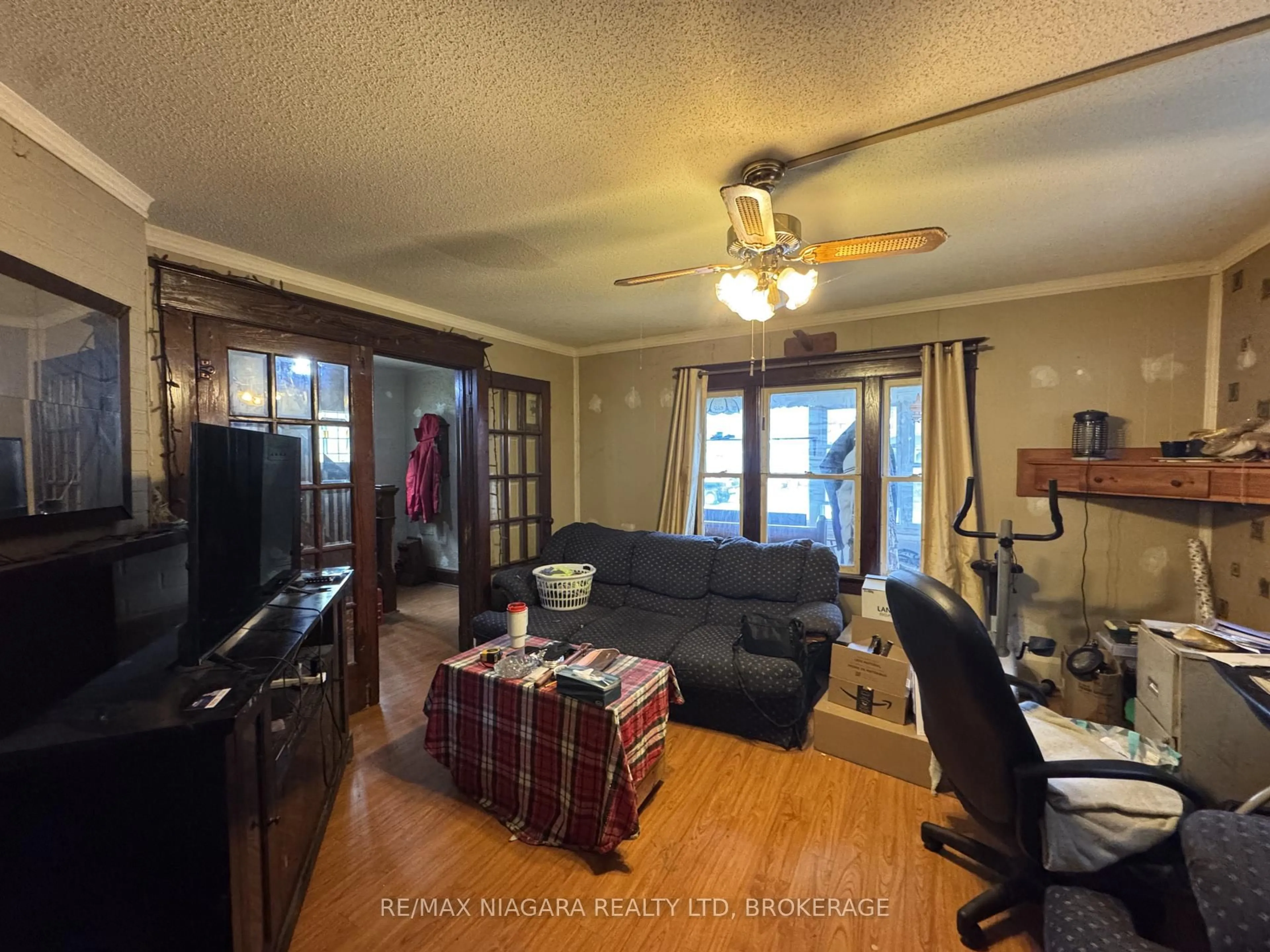 Living room with furniture, wood/laminate floor for 101 DELHI St, Port Colborne Ontario L3K 3L1