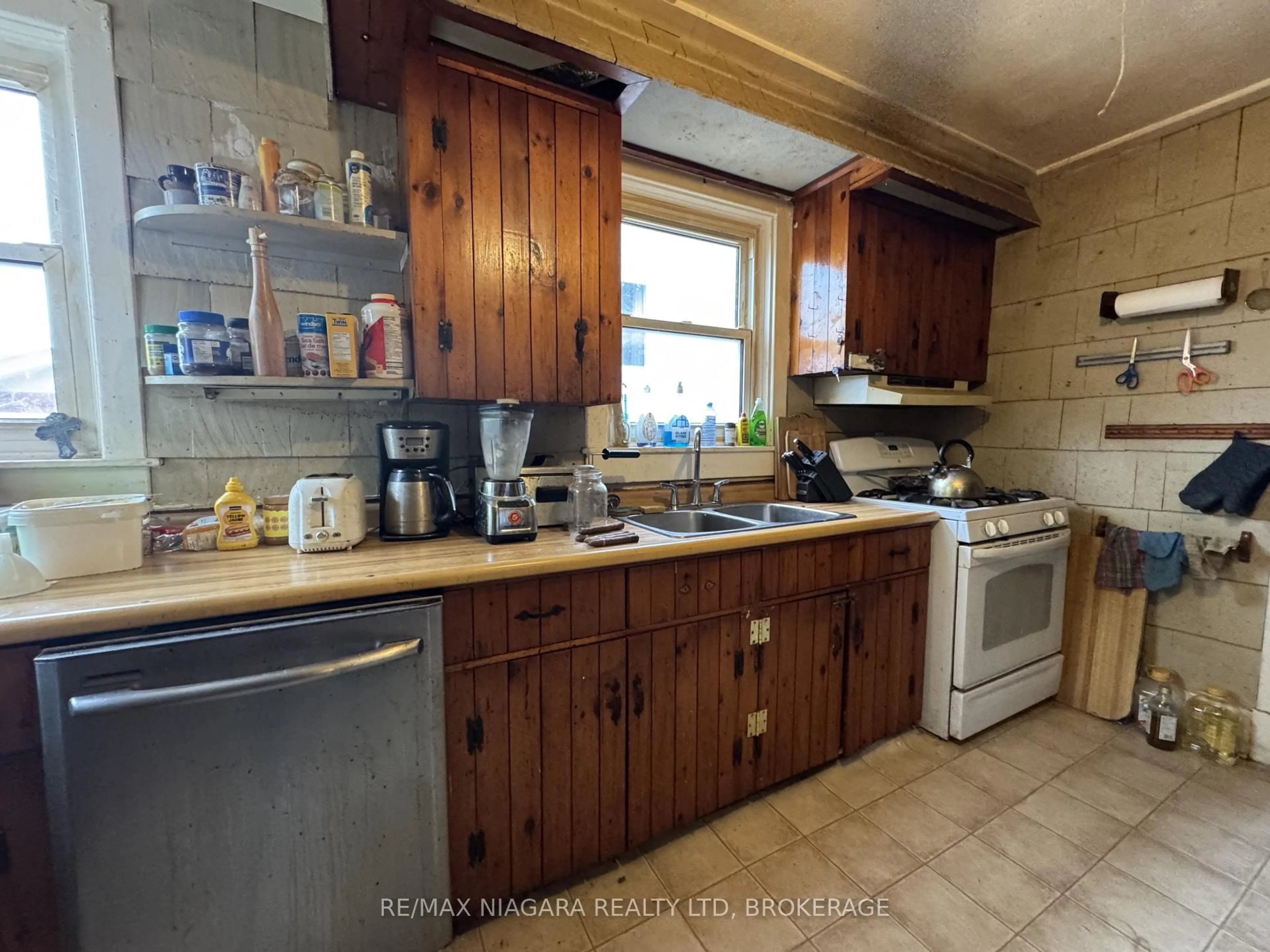 Standard kitchen, unknown for 101 DELHI St, Port Colborne Ontario L3K 3L1