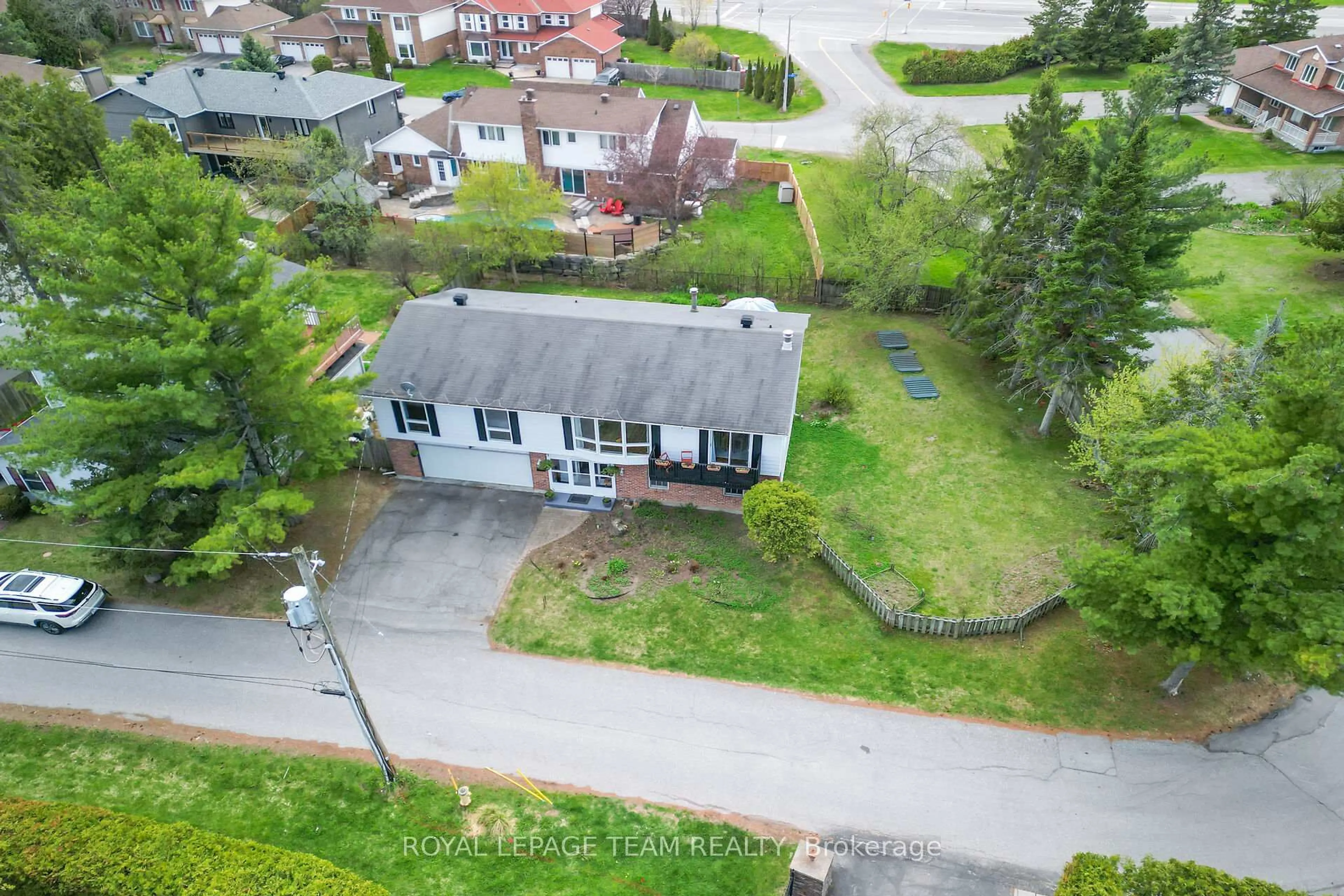 A pic from outside/outdoor area/front of a property/back of a property/a pic from drone, street for 136 James Cummings Ave, Ottawa Ontario K2H 8E1