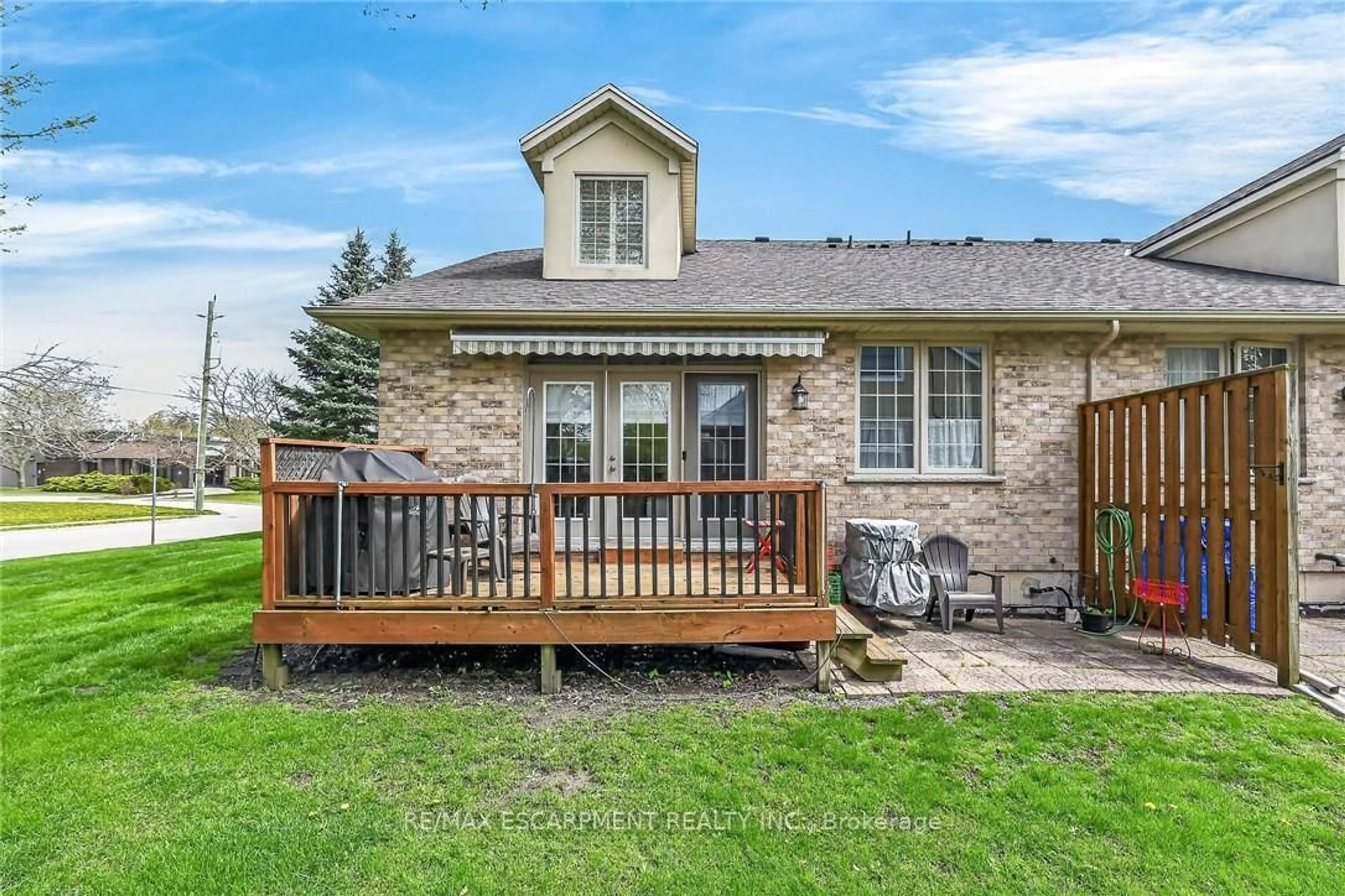 Patio, street for 1041 Pine St #22, Haldimand Ontario N1A 2N1