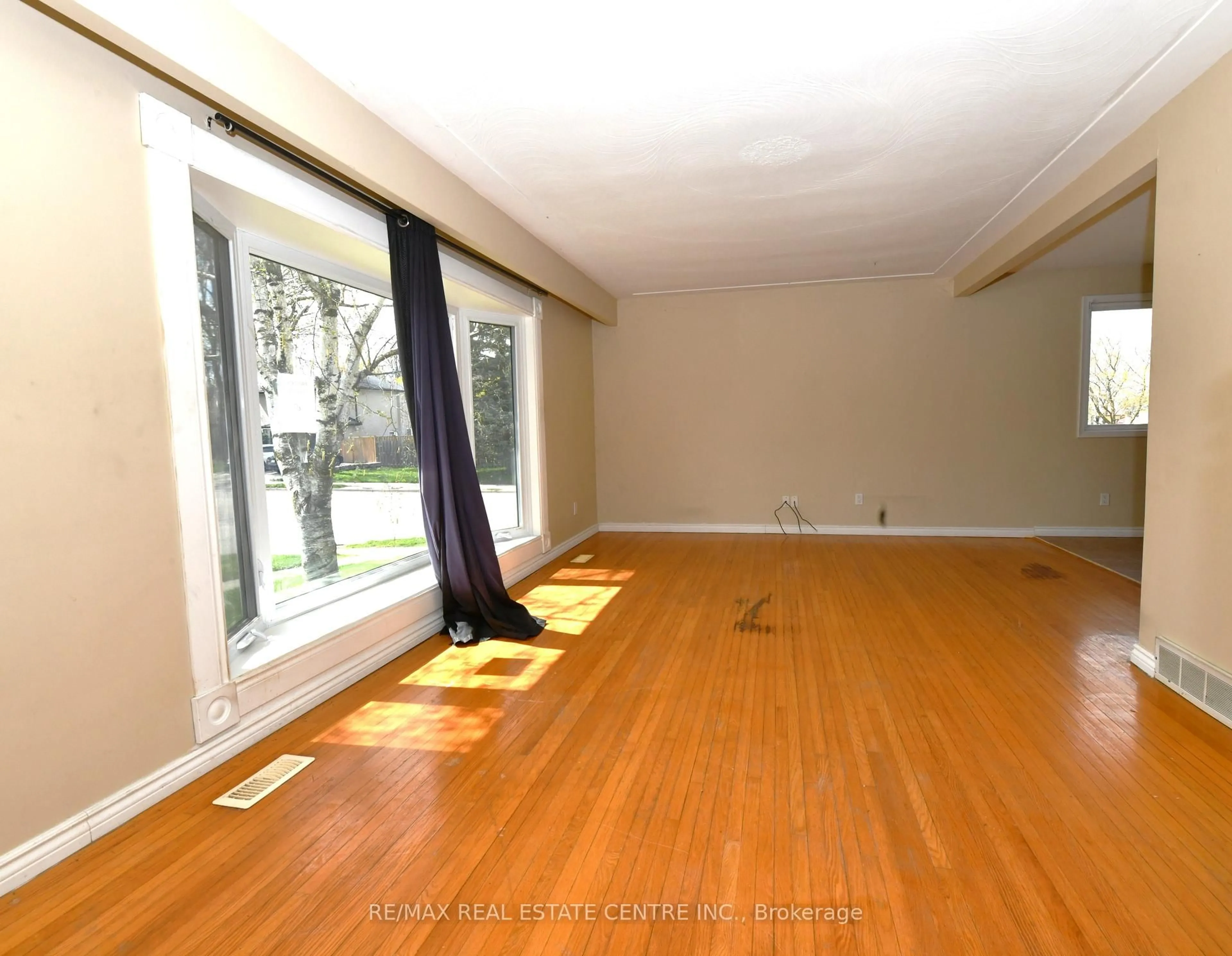 A pic of a room for 110 Silverspring Cres, Kitchener Ontario N2M 4P4