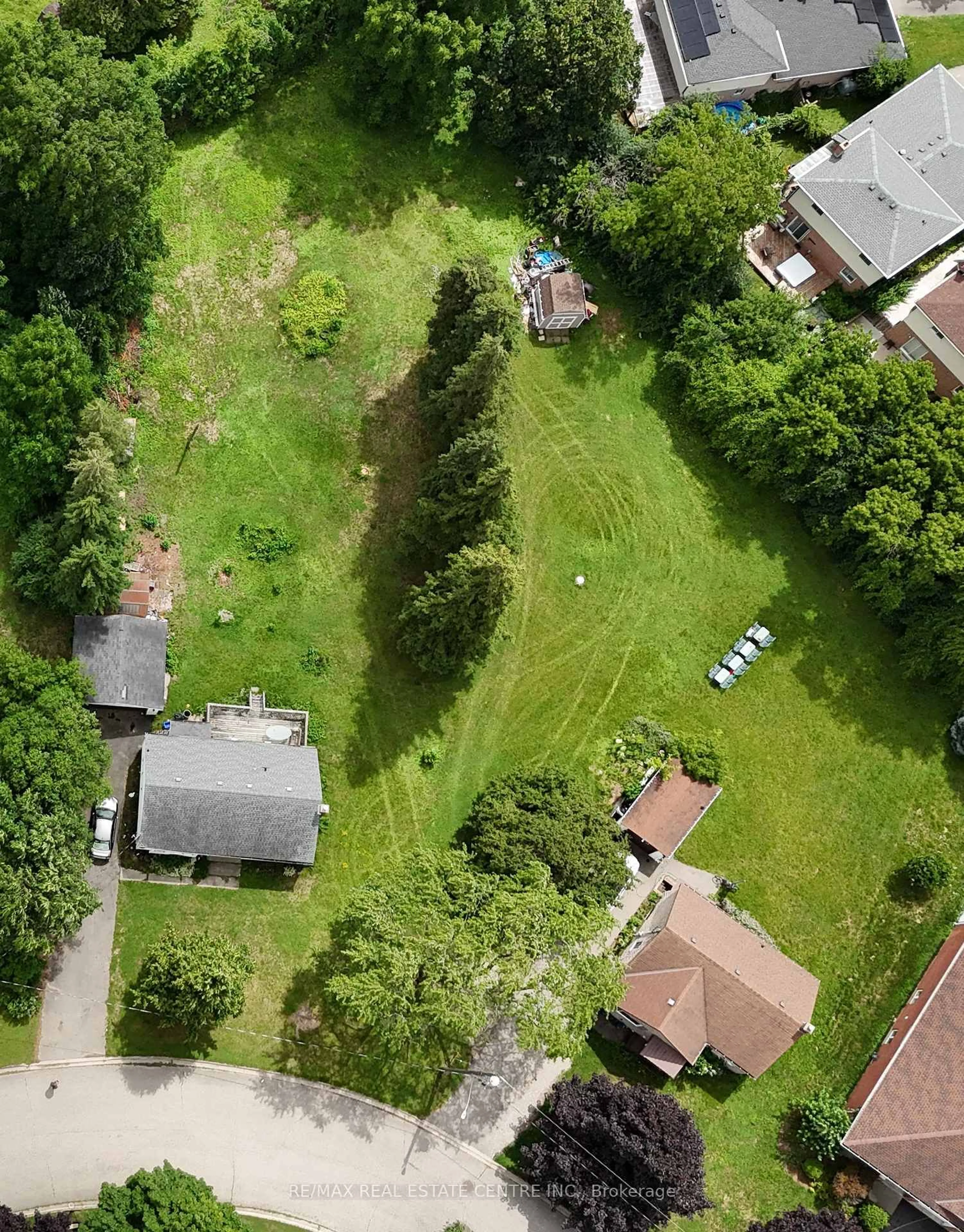 A pic from outside/outdoor area/front of a property/back of a property/a pic from drone, street for 7 Liberty Dr, Cambridge Ontario N1R 5N4