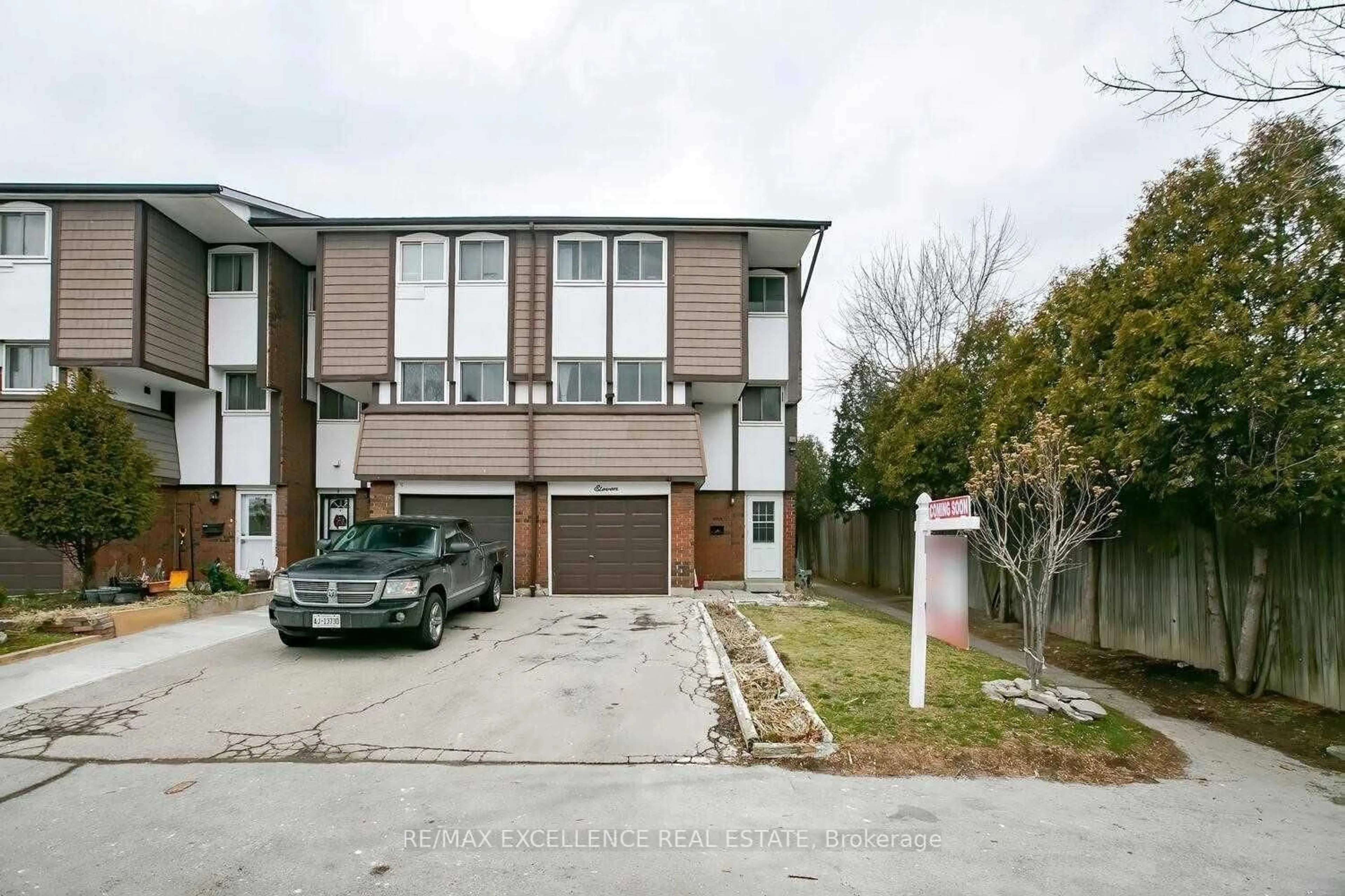 A pic from outside/outdoor area/front of a property/back of a property/a pic from drone, street for 11 Priscilla Lane, Hamilton Ontario L8E 3K9