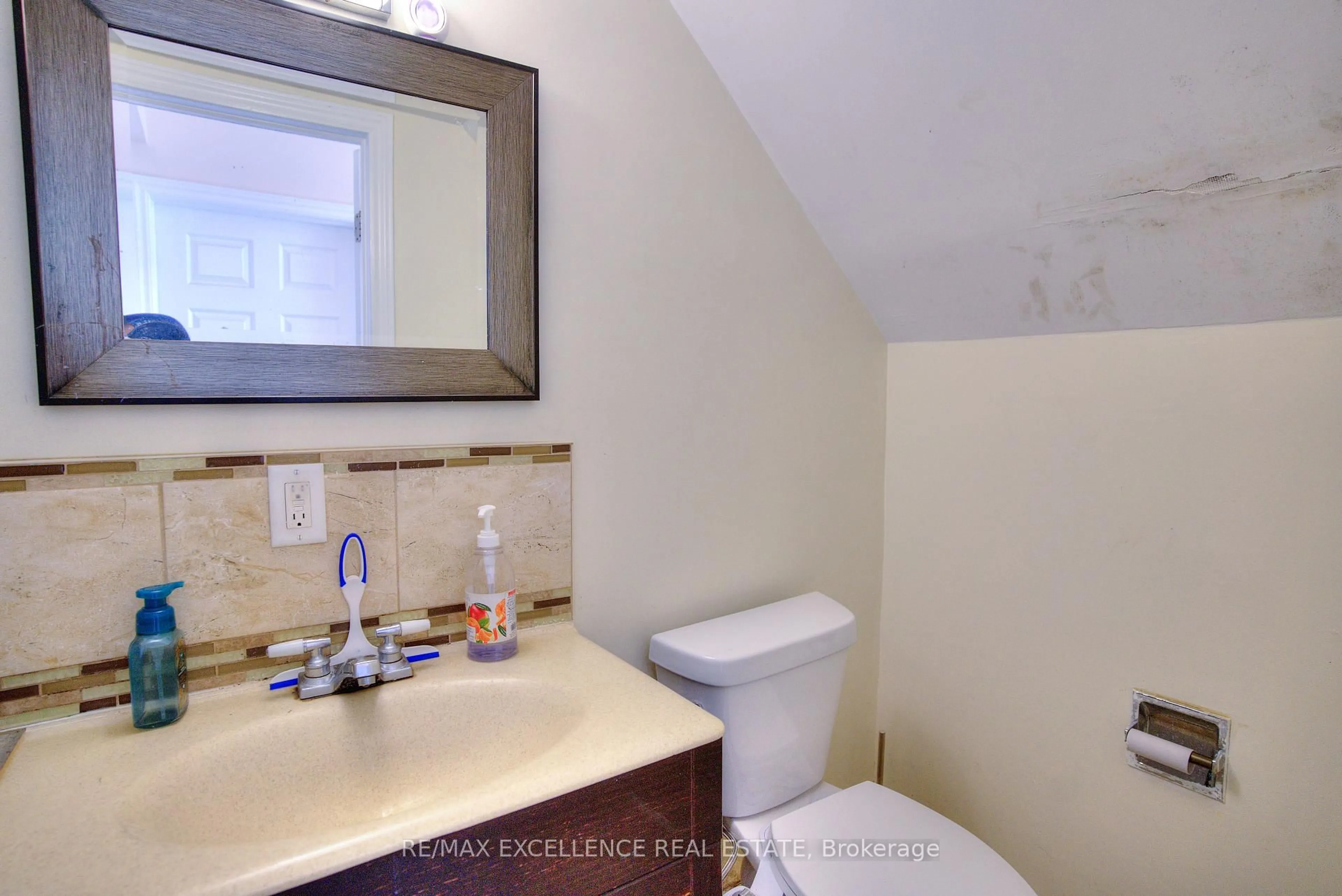 Standard bathroom, ceramic/tile floor for 11 Priscilla Lane, Hamilton Ontario L8E 3K9