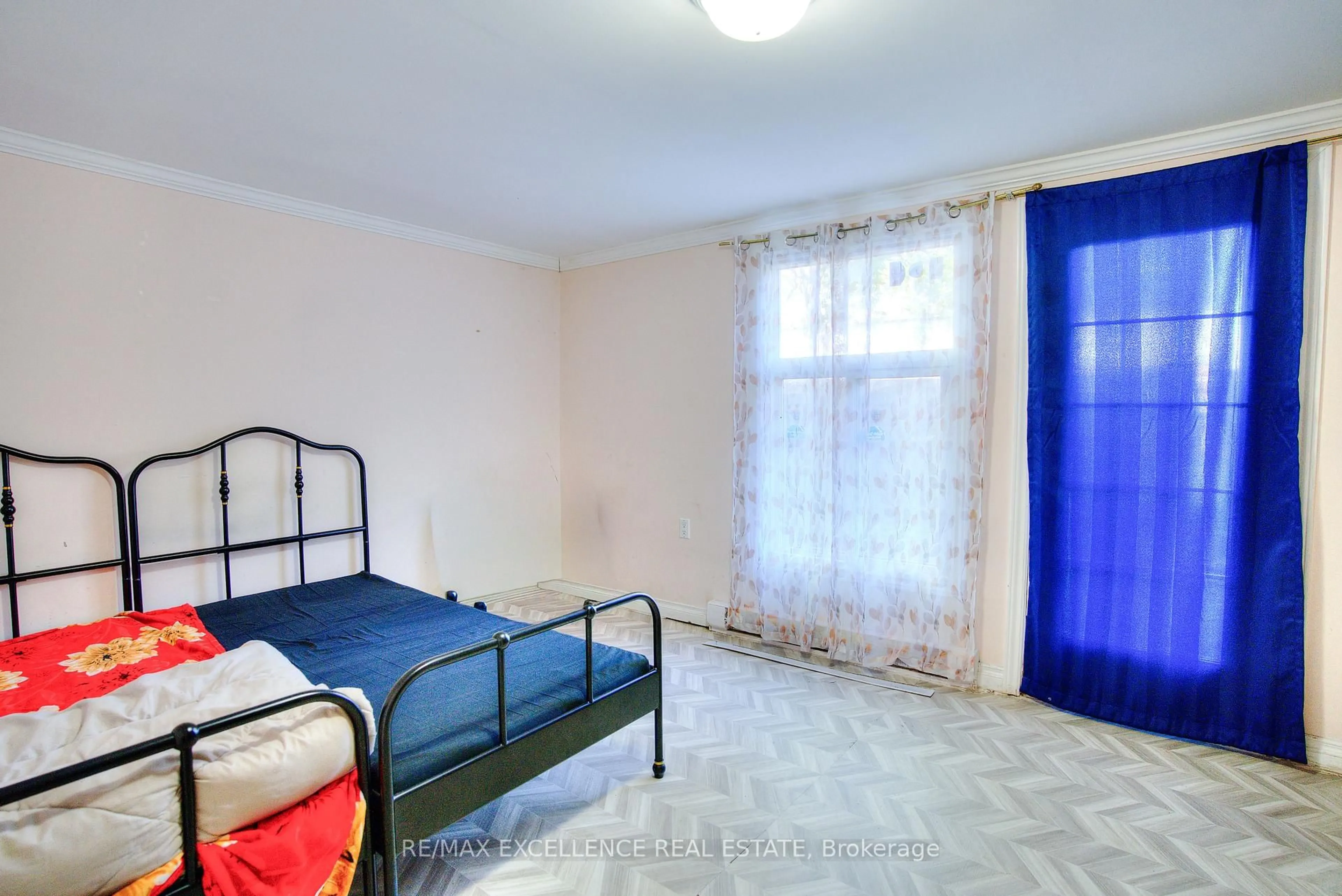 A pic of a room for 11 Priscilla Lane, Hamilton Ontario L8E 3K9