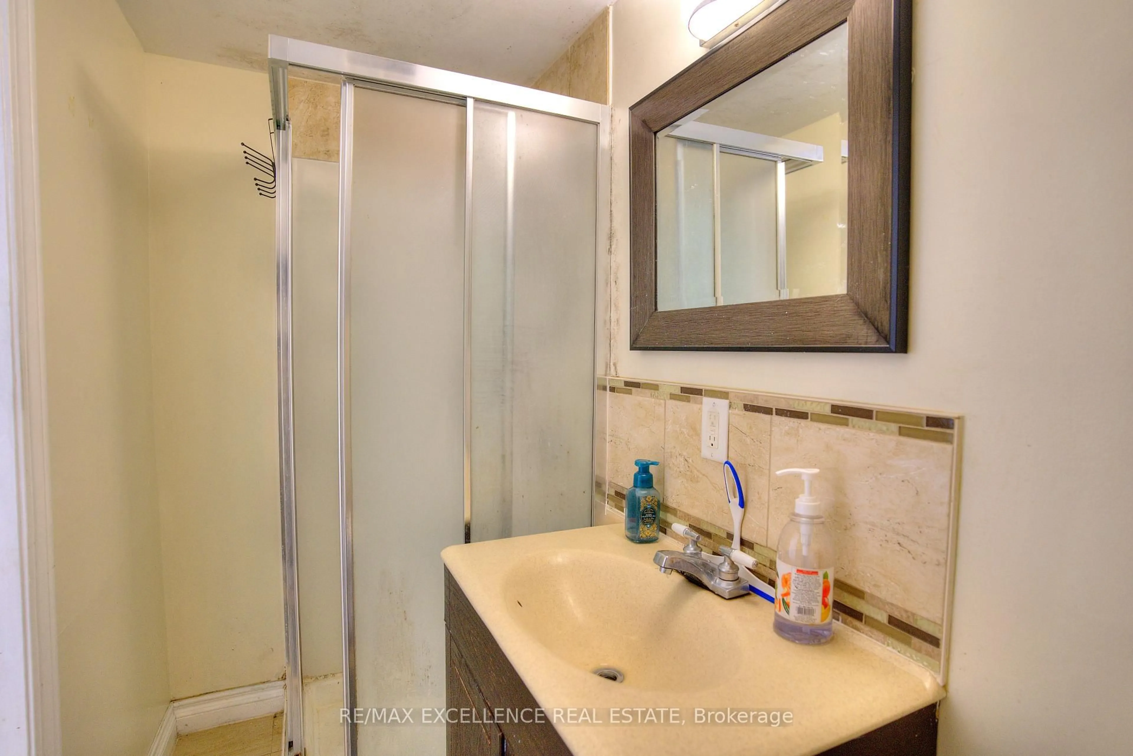 Standard bathroom, ceramic/tile floor for 11 Priscilla Lane, Hamilton Ontario L8E 3K9