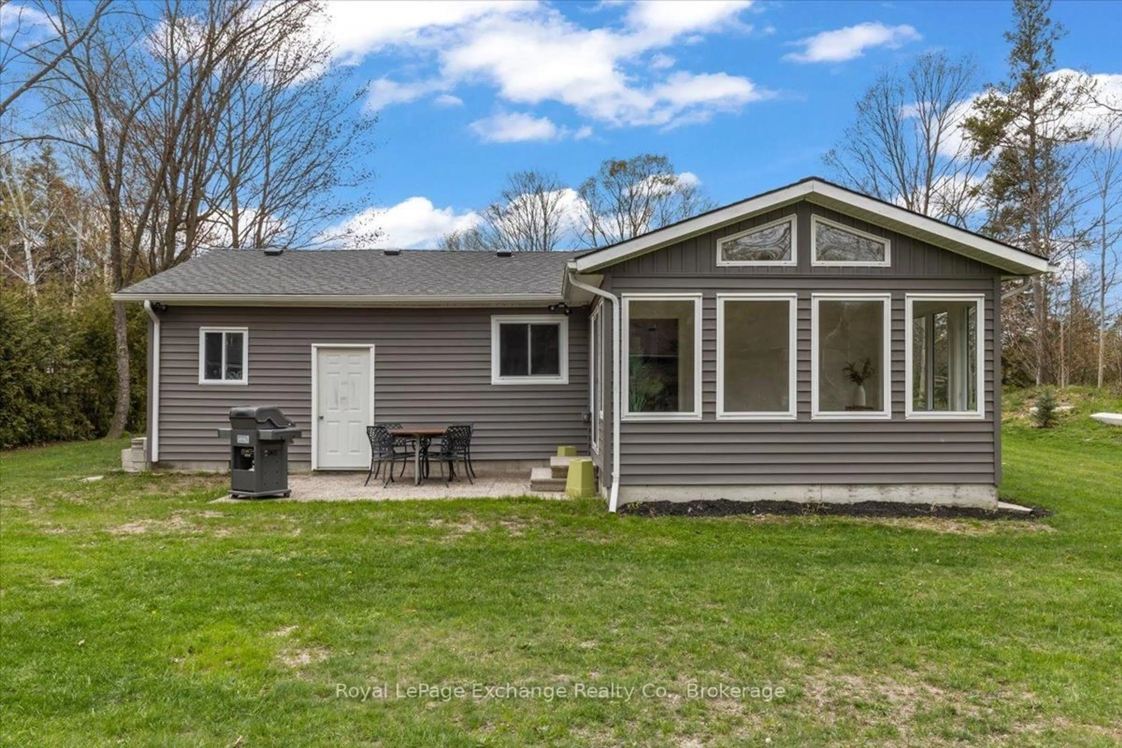 Home with vinyl exterior material, water/lake/river/ocean view for 916 Tanglewood Dr, Huron-Kinloss Ontario N0G 2R0
