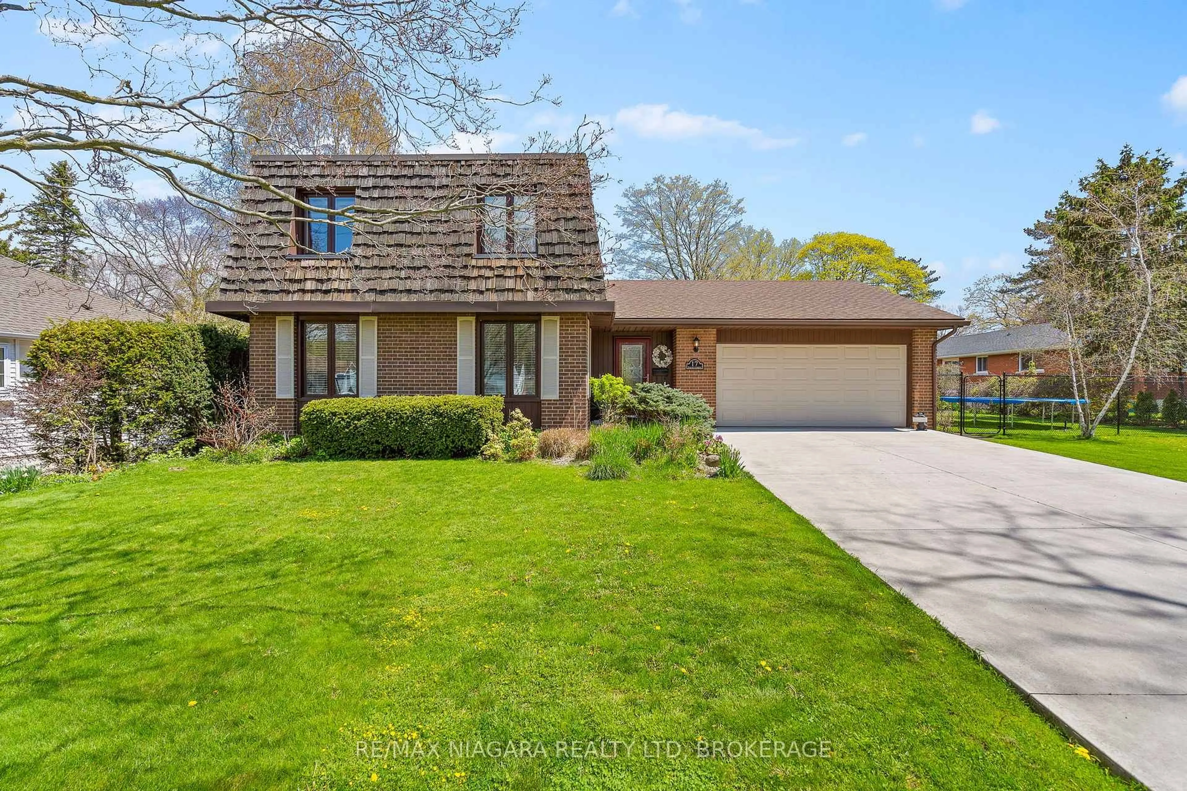 Home with brick exterior material, street for 17 Walnut St, Port Colborne Ontario L3K 2T7