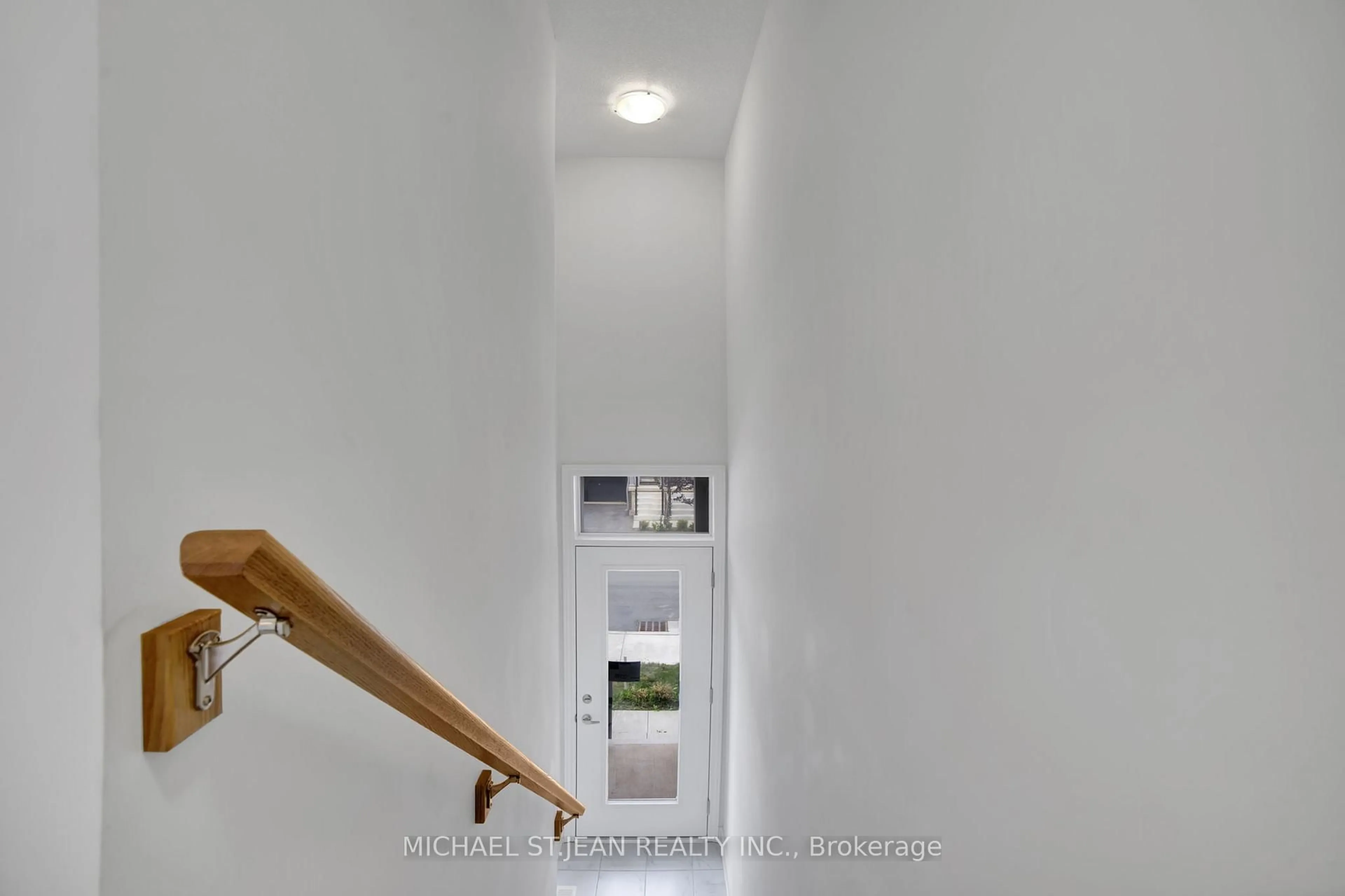 Indoor entryway for 29 Radison Lane, Hamilton Ontario L8H 0B5