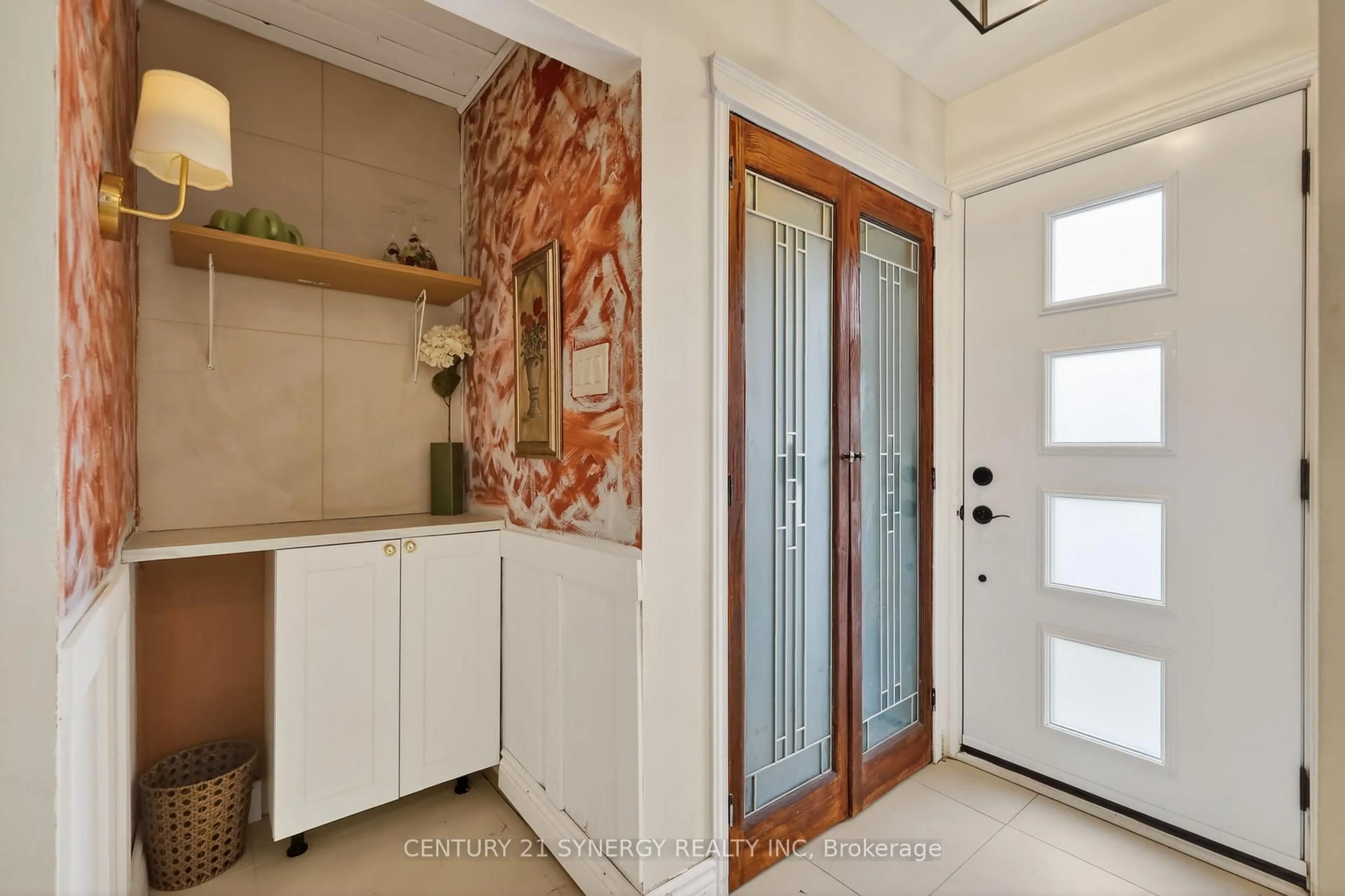 Indoor entryway for 2358 Joliffe St, Ottawa Ontario K1G 1H2