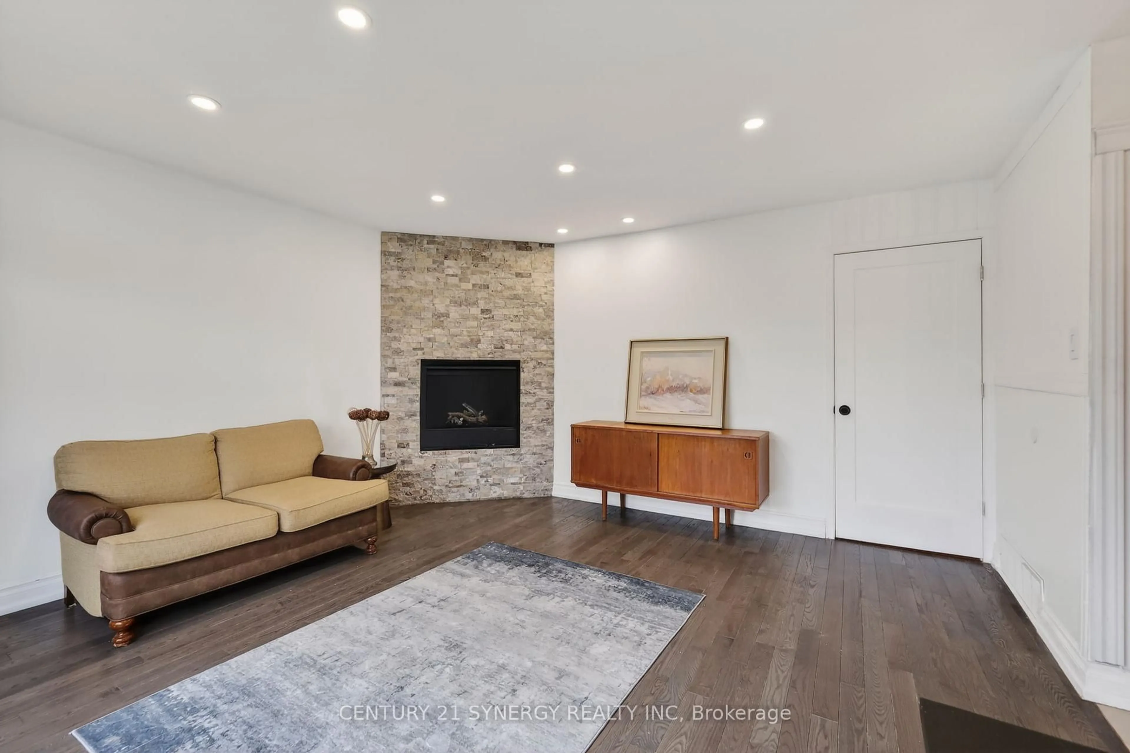 Living room with furniture, unknown for 2358 Joliffe St, Ottawa Ontario K1G 1H2