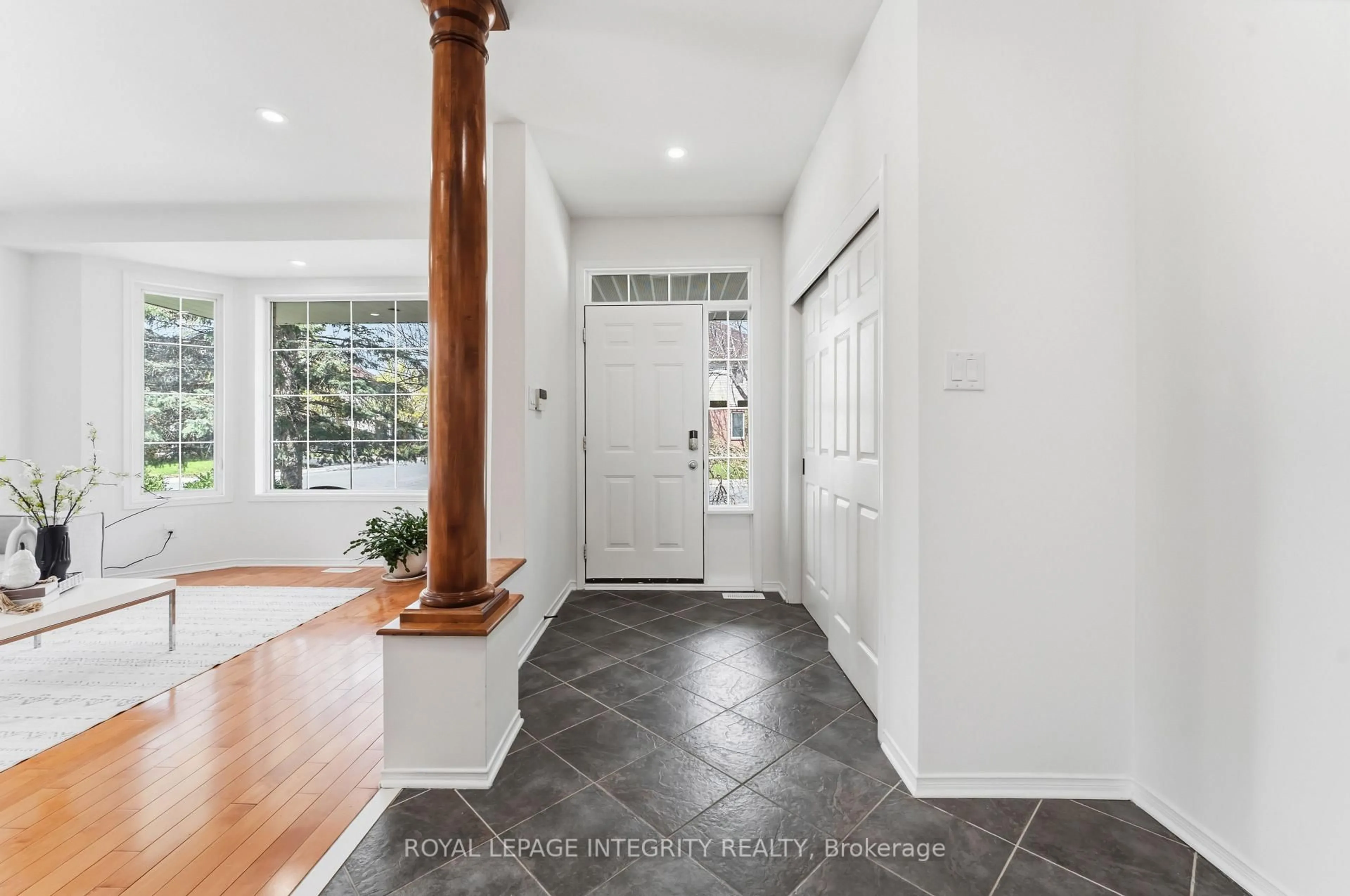 Indoor entryway for 68 Greatwood Cres, Ottawa Ontario K2G 6T6