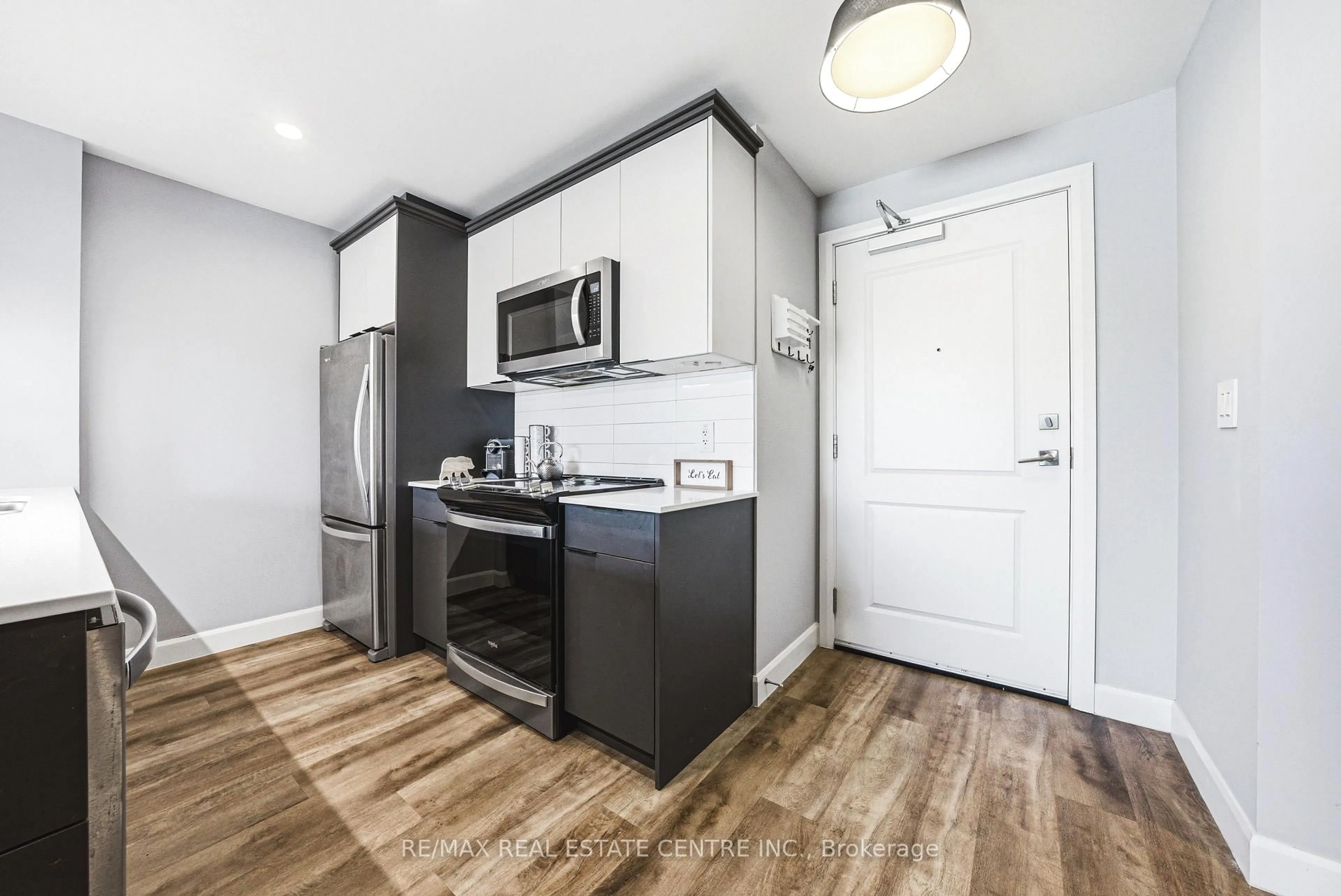 Standard kitchen, unknown for 34 Norman St #111, Brantford Ontario N3R 2Y1