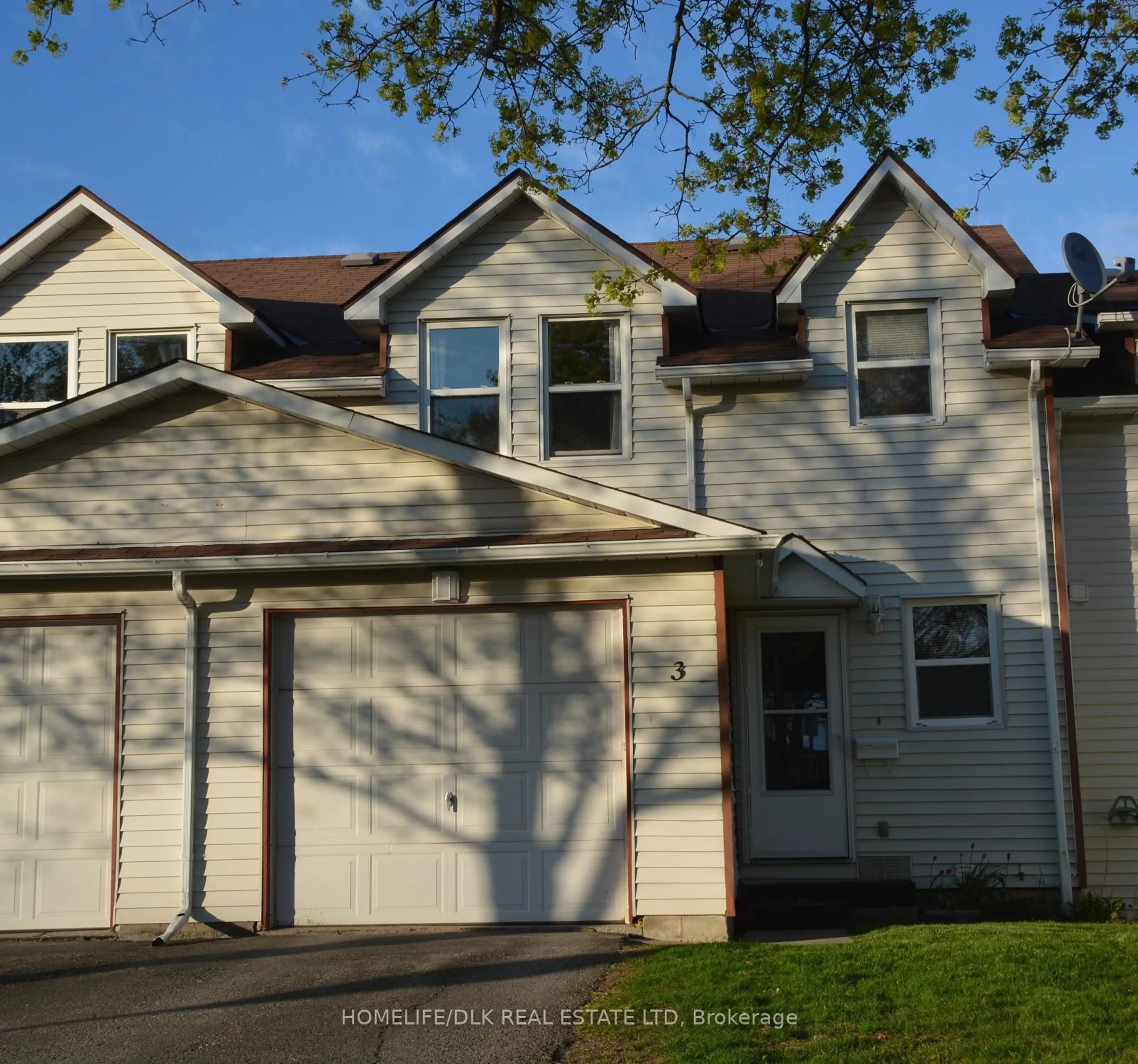 Home with vinyl exterior material, street for 27 Aldershot Ave #3, Brockville Ontario K6V 2P7