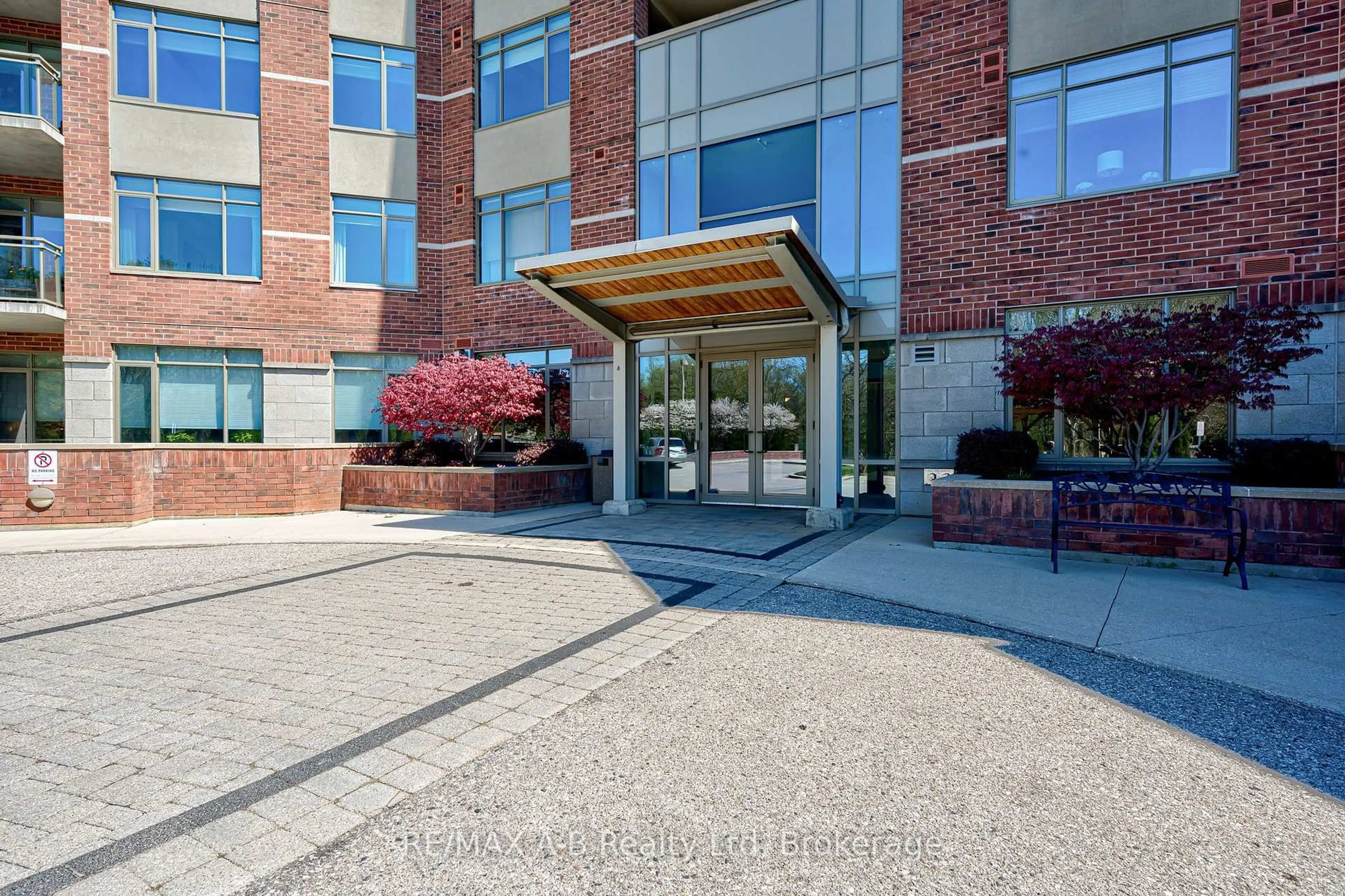 Indoor foyer for 400 Romeo St #101, Stratford Ontario N5A 0A2
