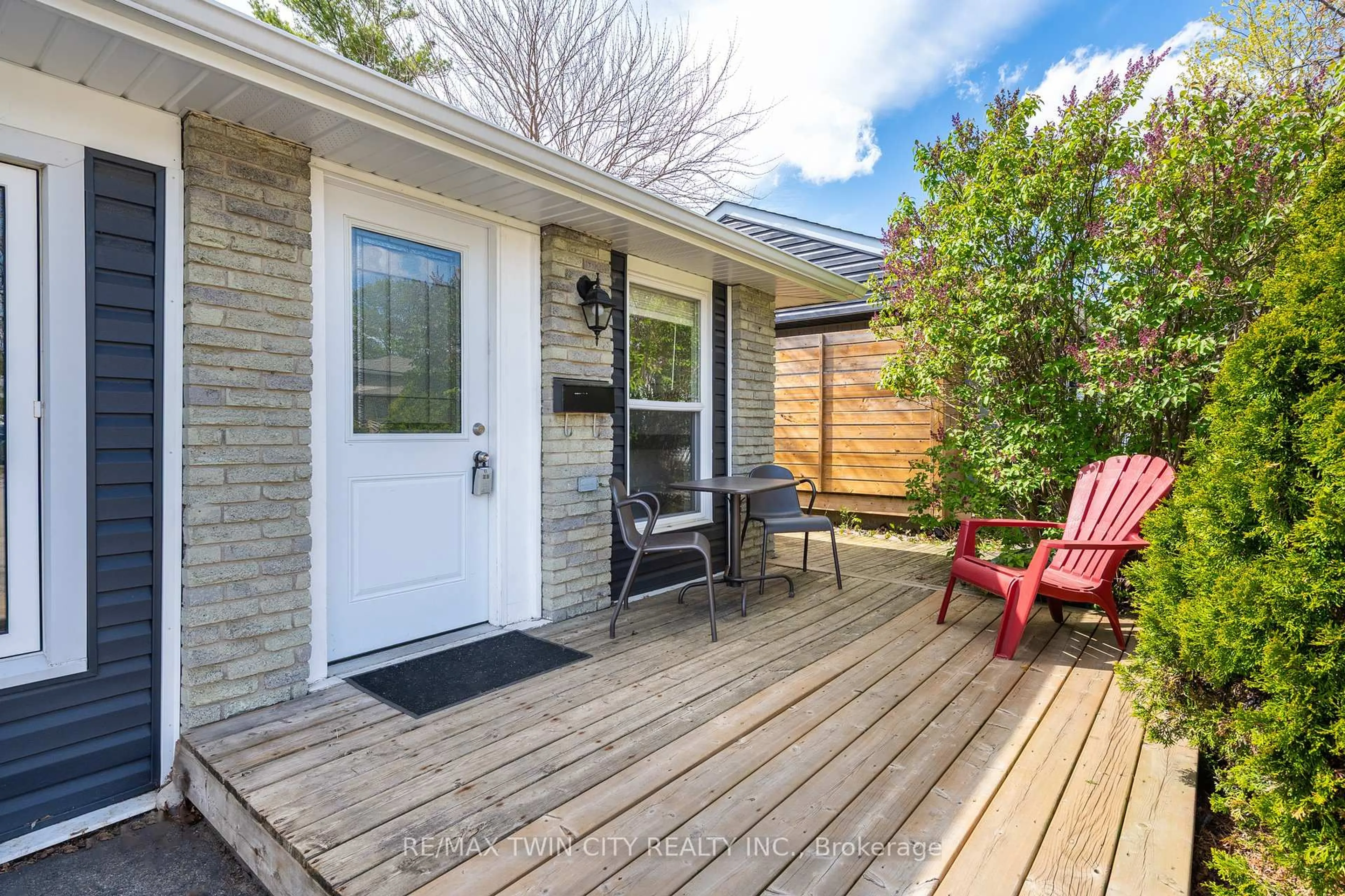 Patio, street for 519 Pinetree Cres, Cambridge Ontario N3H 4X4