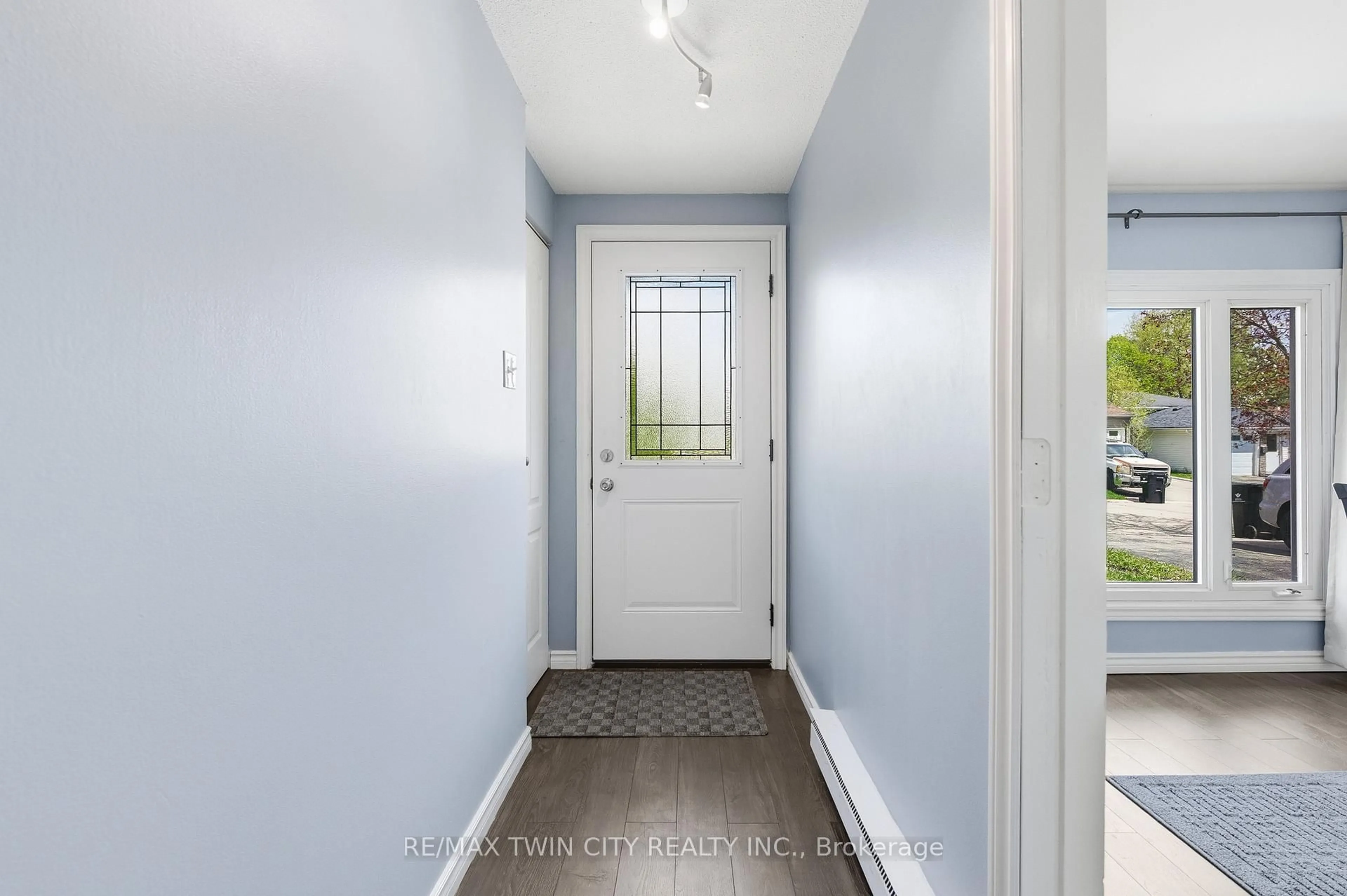 Indoor entryway for 519 Pinetree Cres, Cambridge Ontario N3H 4X4