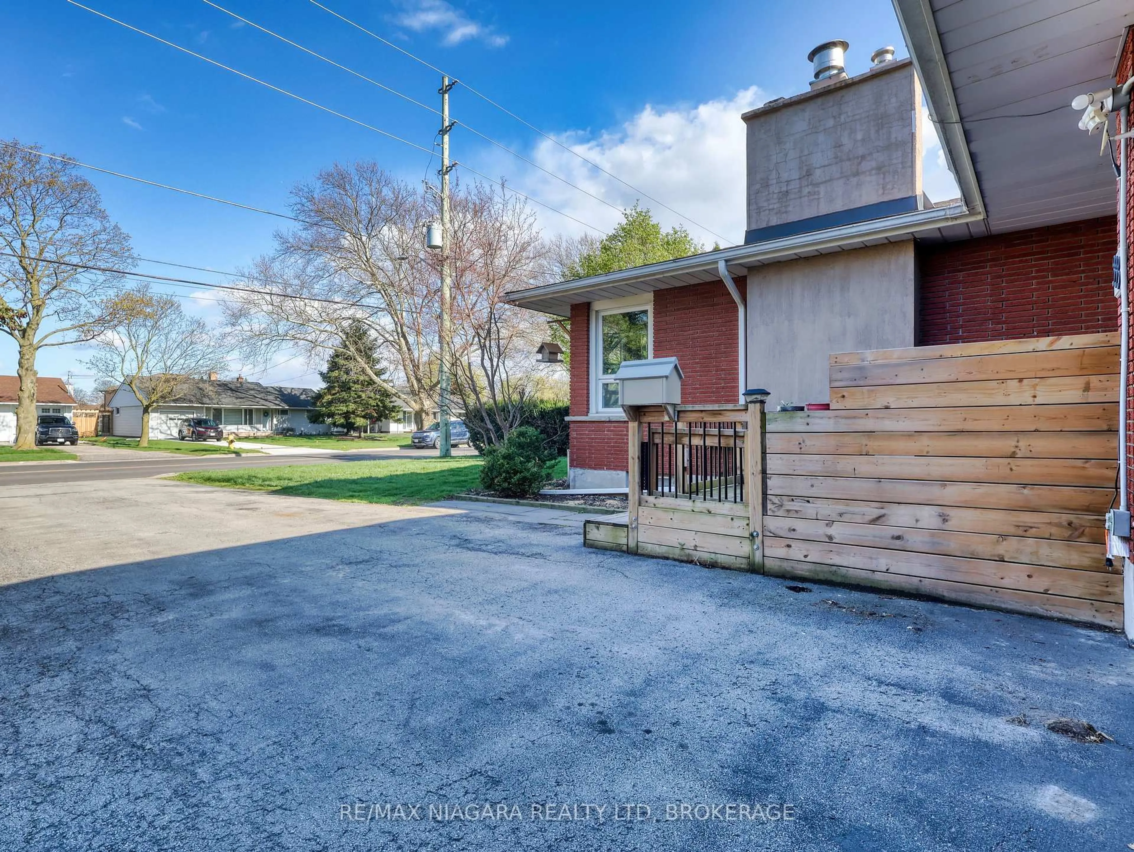 A pic from outside/outdoor area/front of a property/back of a property/a pic from drone, street for 333 Grantham Ave, St. Catharines Ontario L2M 5A8