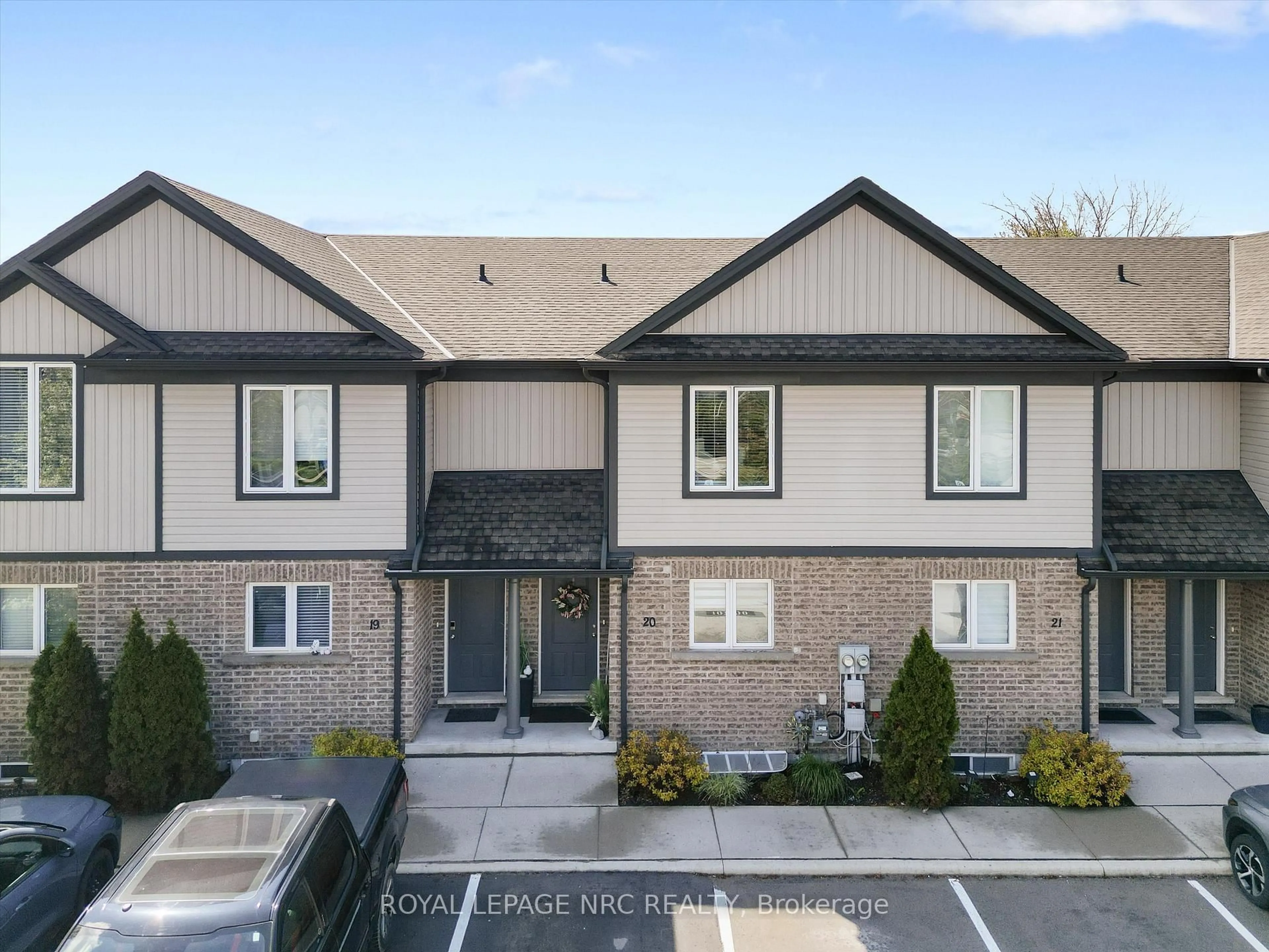 A pic from outside/outdoor area/front of a property/back of a property/a pic from drone, unknown for 7768 Ascot Circ #20, Niagara Falls Ontario L2H 3P9