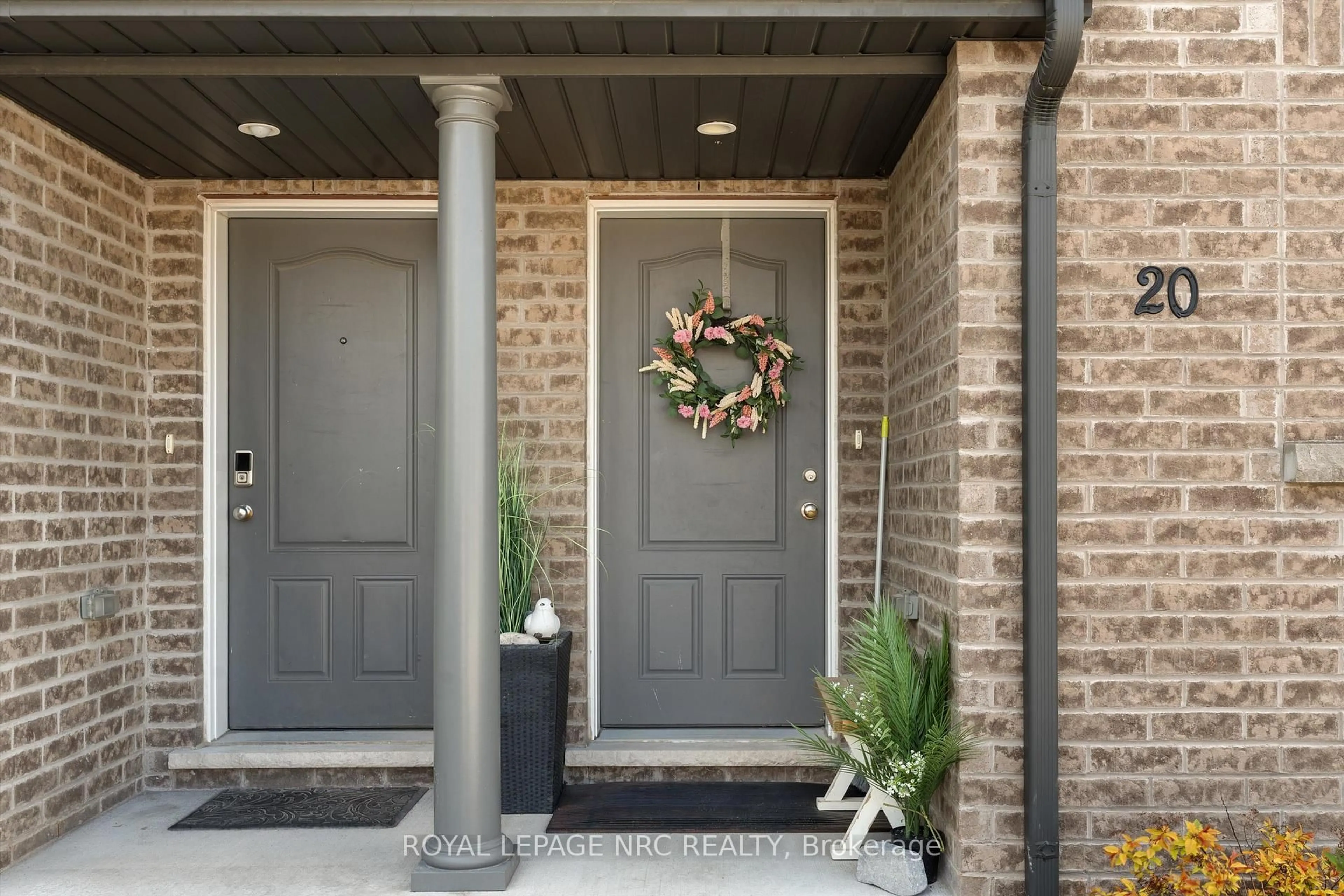 Indoor entryway for 7768 Ascot Circ #20, Niagara Falls Ontario L2H 3P9