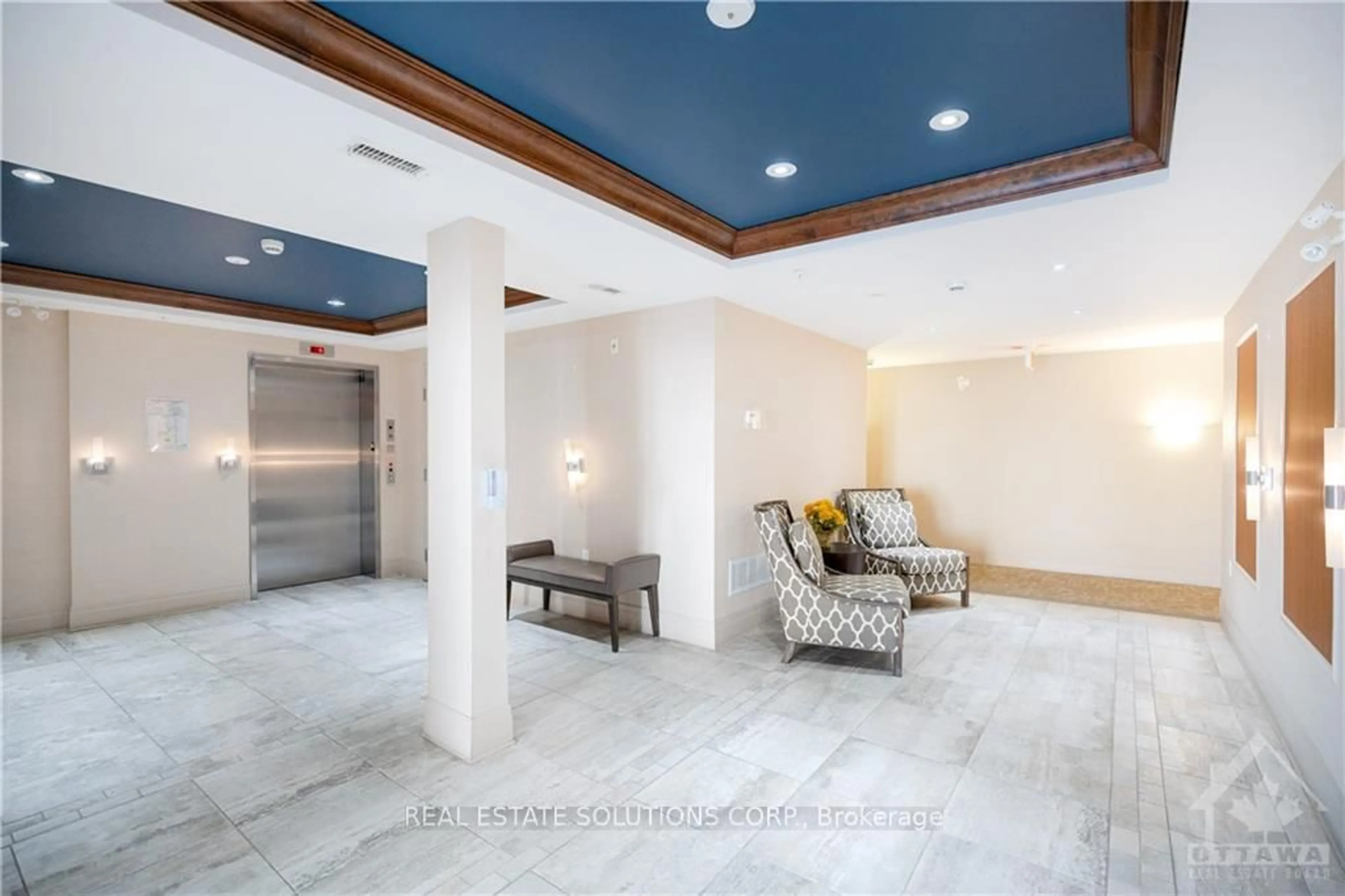 Indoor foyer for 250 Winterfell Private #401, Ottawa Ontario K1G 4J1