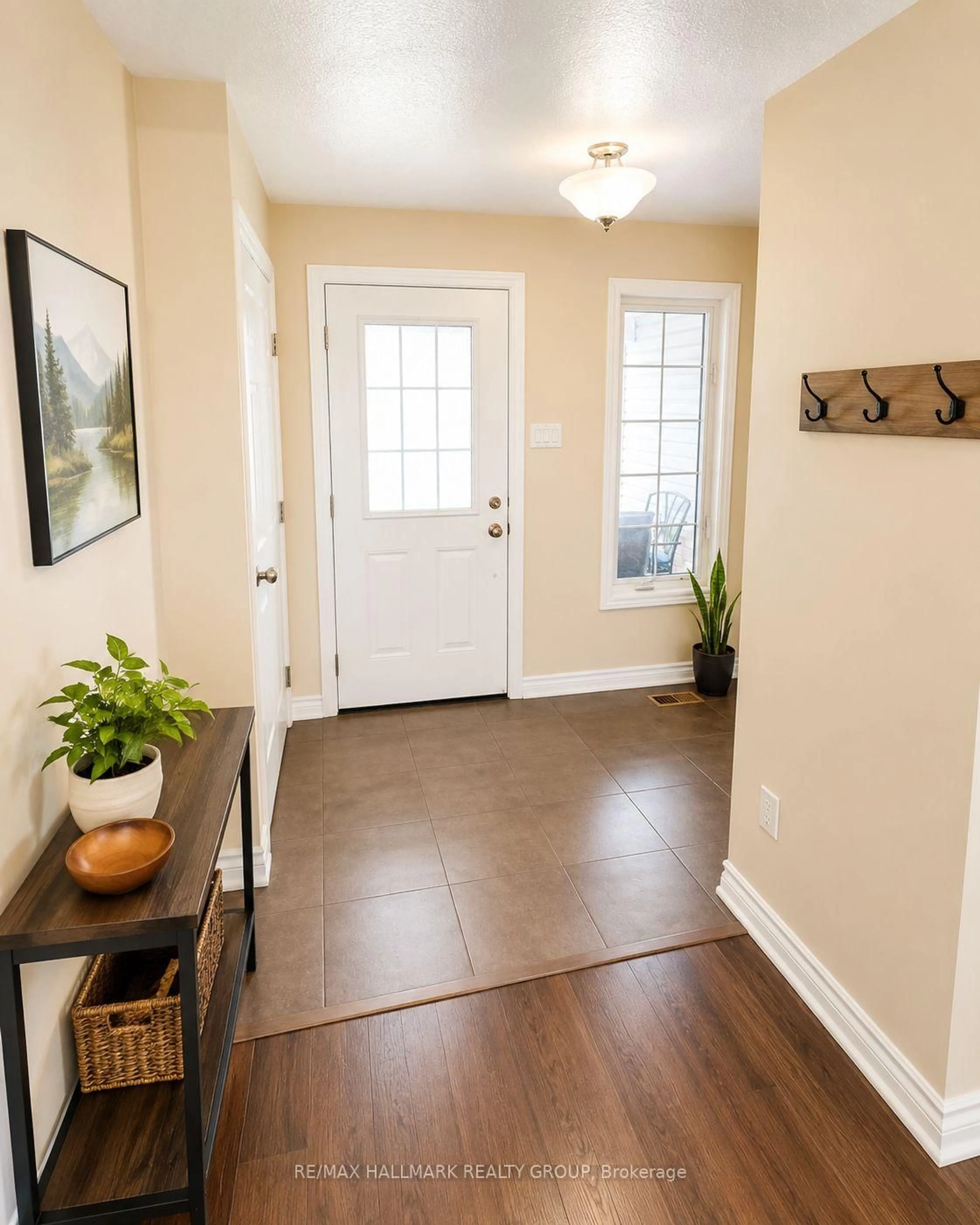 Indoor entryway for 202 Conifer Creek Circ, Ottawa Ontario K2M 0M2