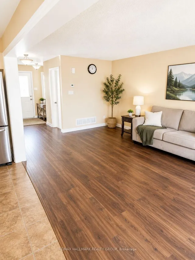 202 Conifer Creek Circ, Ottawa 4