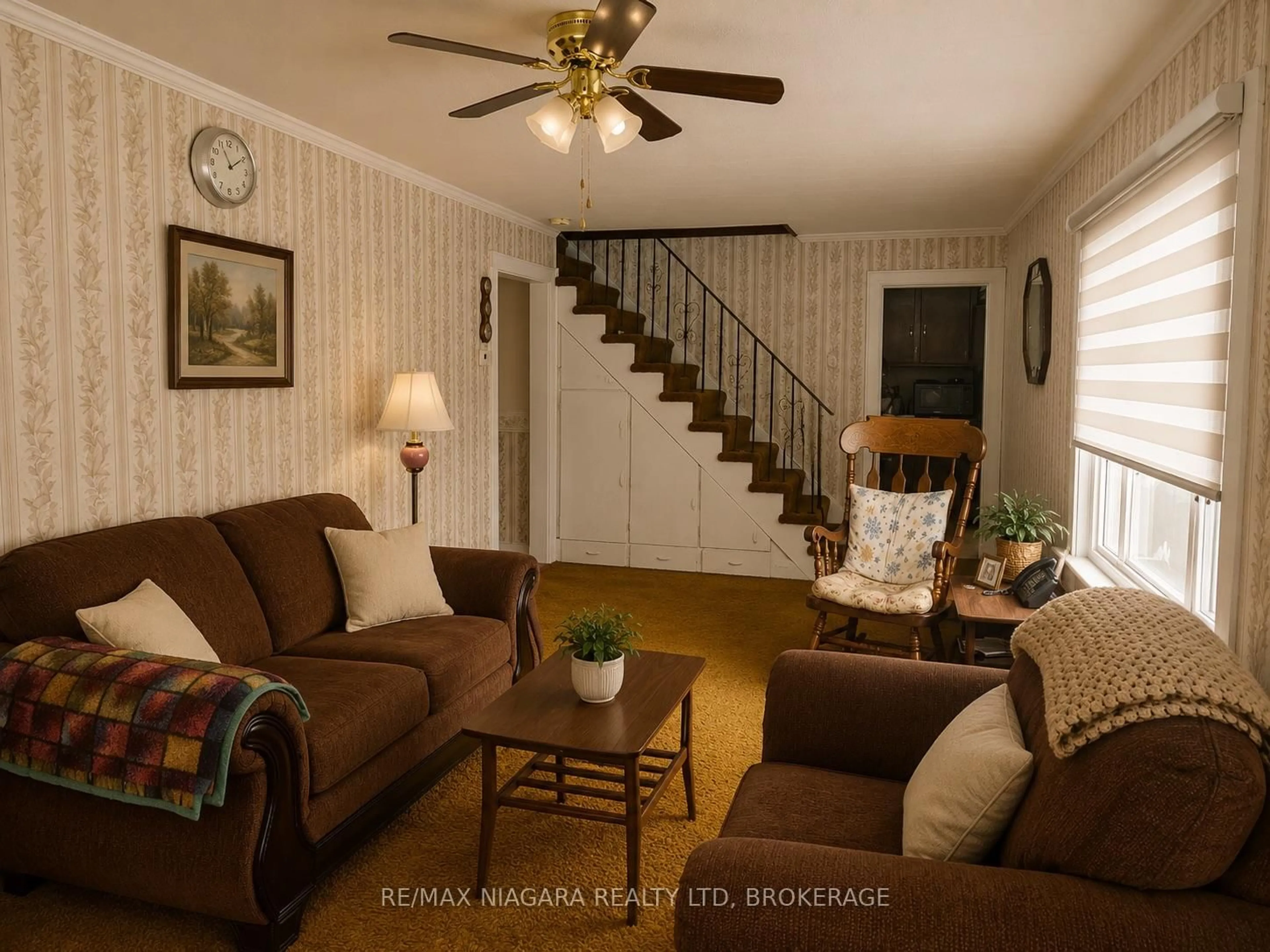 Living room with furniture, unknown for 66 Radford Ave, Fort Erie Ontario L2A 5H8