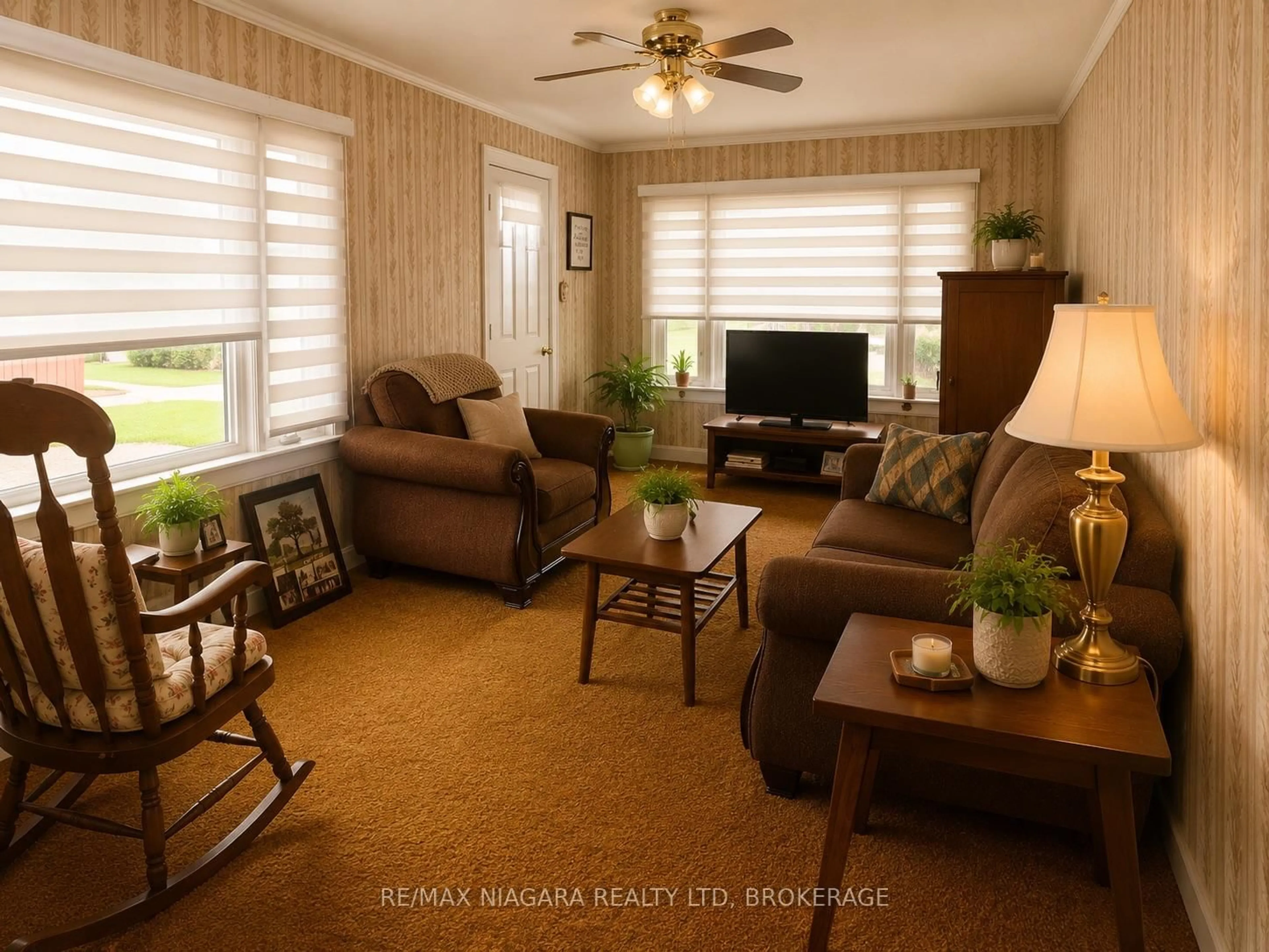 Living room with furniture, wood/laminate floor for 66 Radford Ave, Fort Erie Ontario L2A 5H8