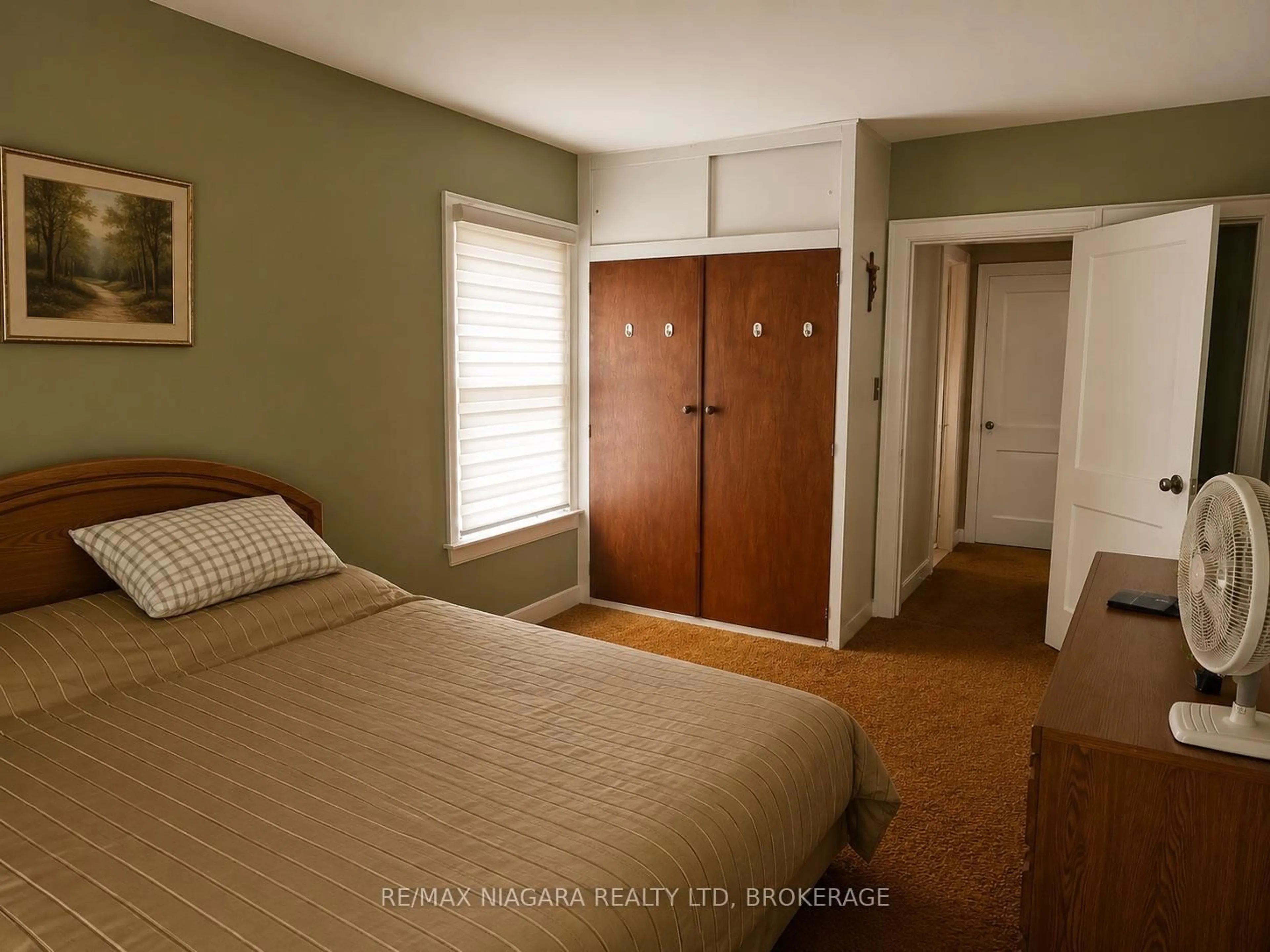 Bedroom with bed, unknown for 66 Radford Ave, Fort Erie Ontario L2A 5H8