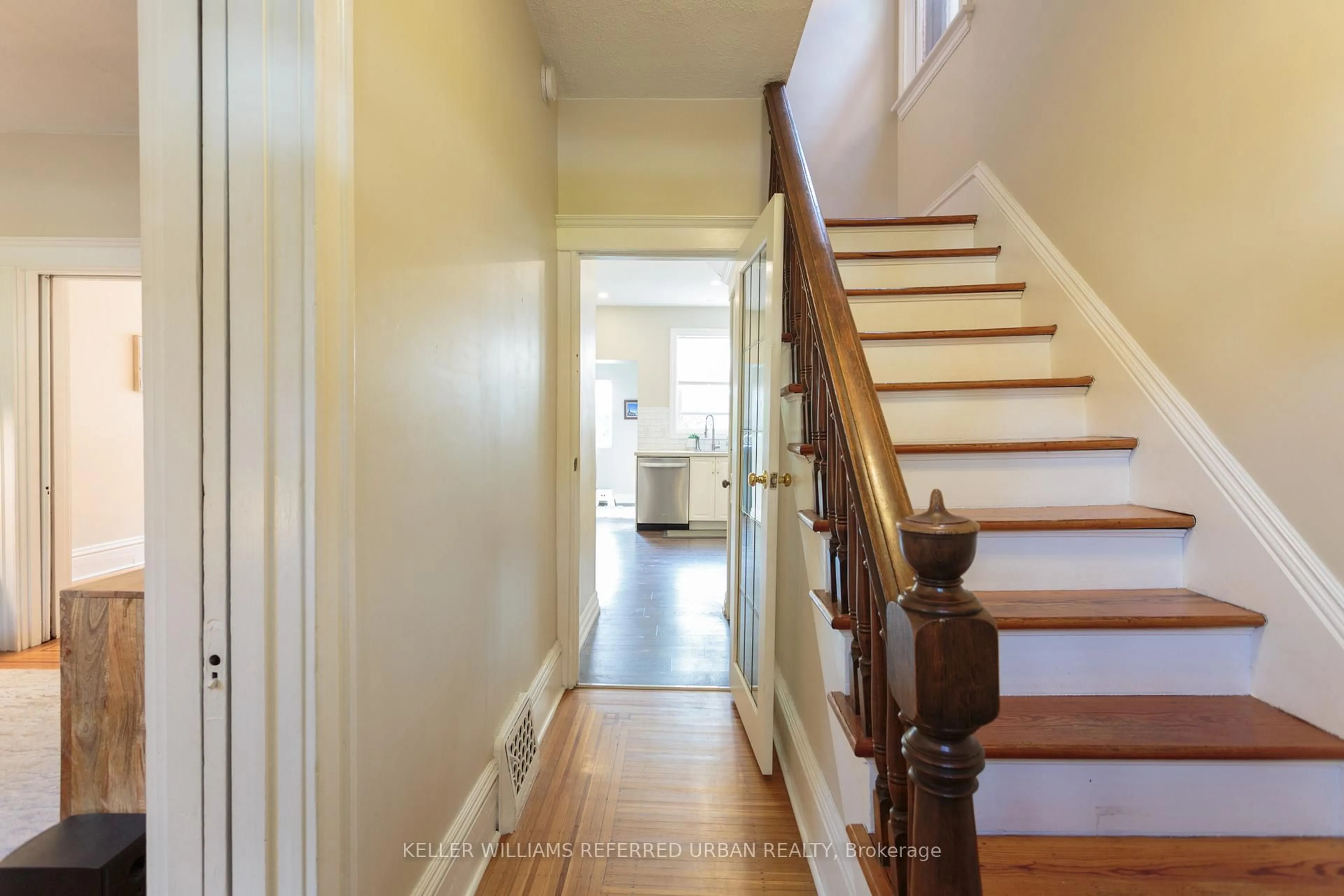 Indoor entryway for 122 Kent St, Hamilton Ontario L8P 3Z3