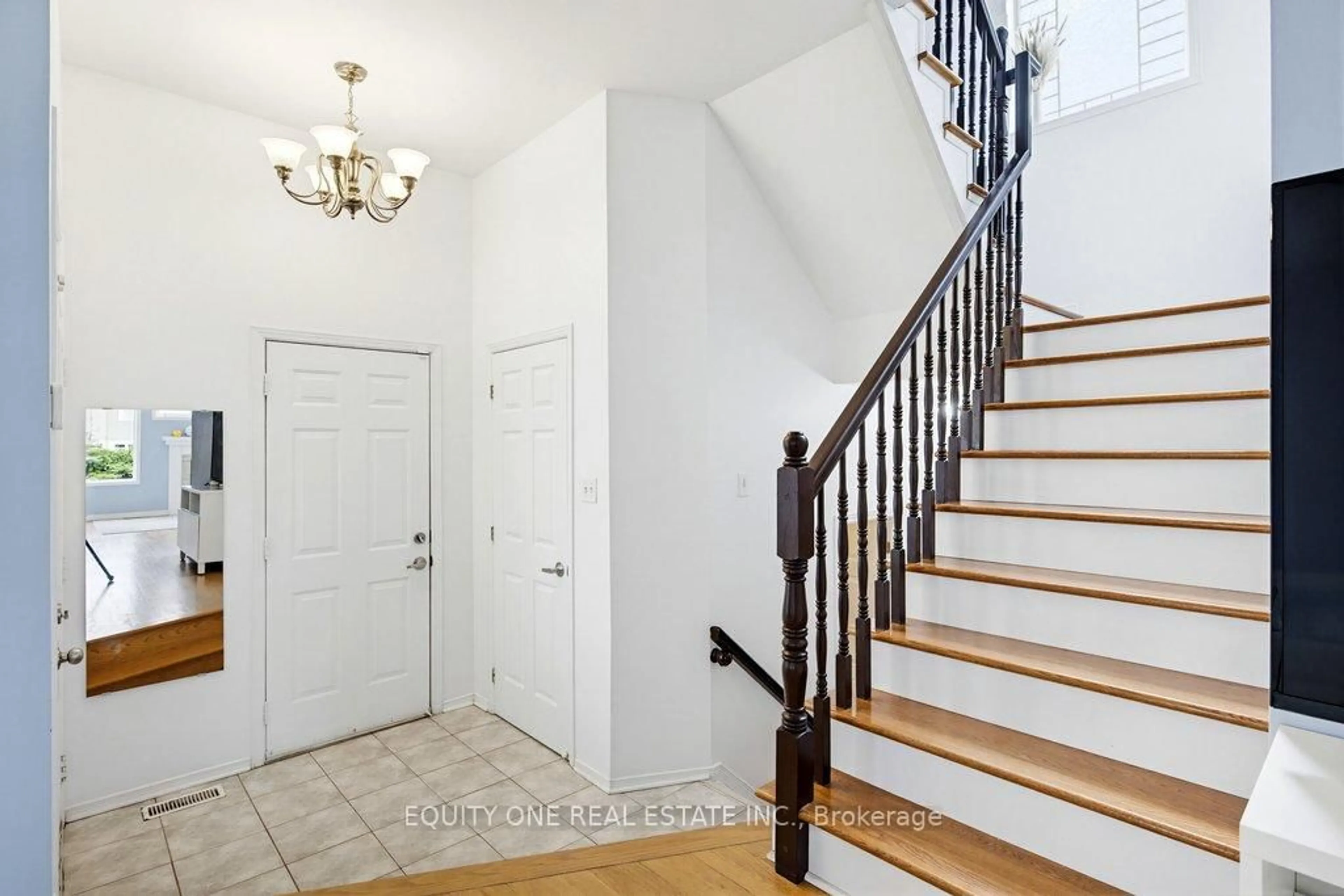 Indoor entryway for 16 Grengold Way, Ottawa Ontario K2T 1E2