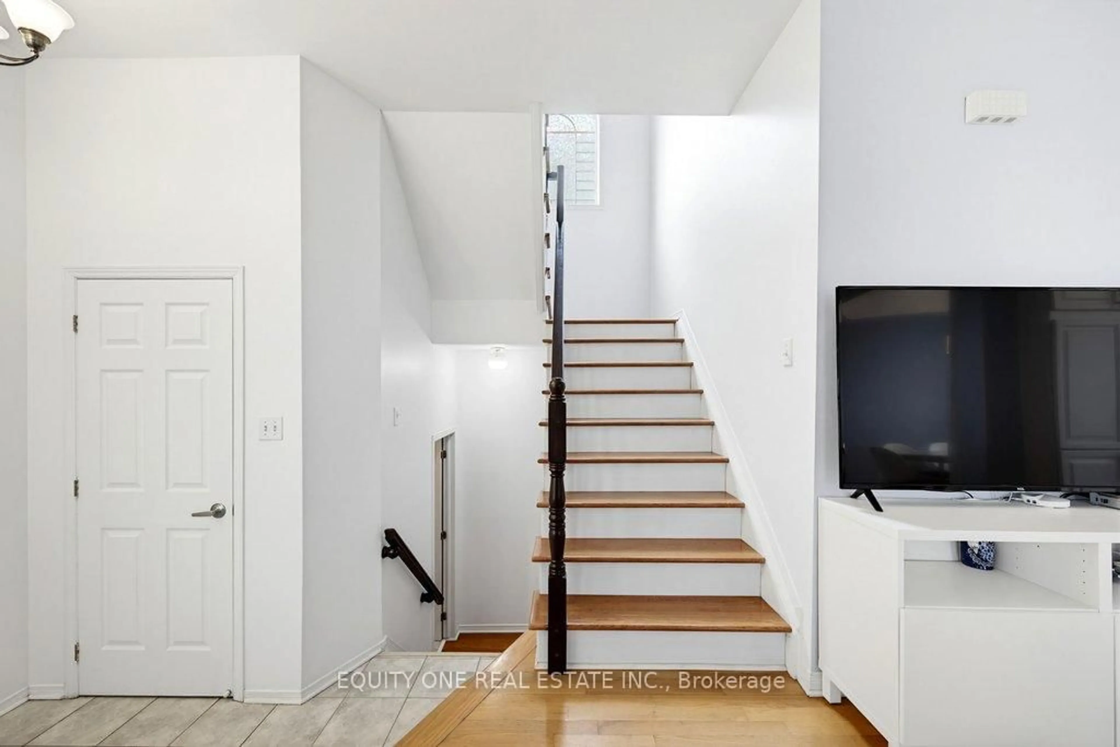 Stairs for 16 Grengold Way, Ottawa Ontario K2T 1E2