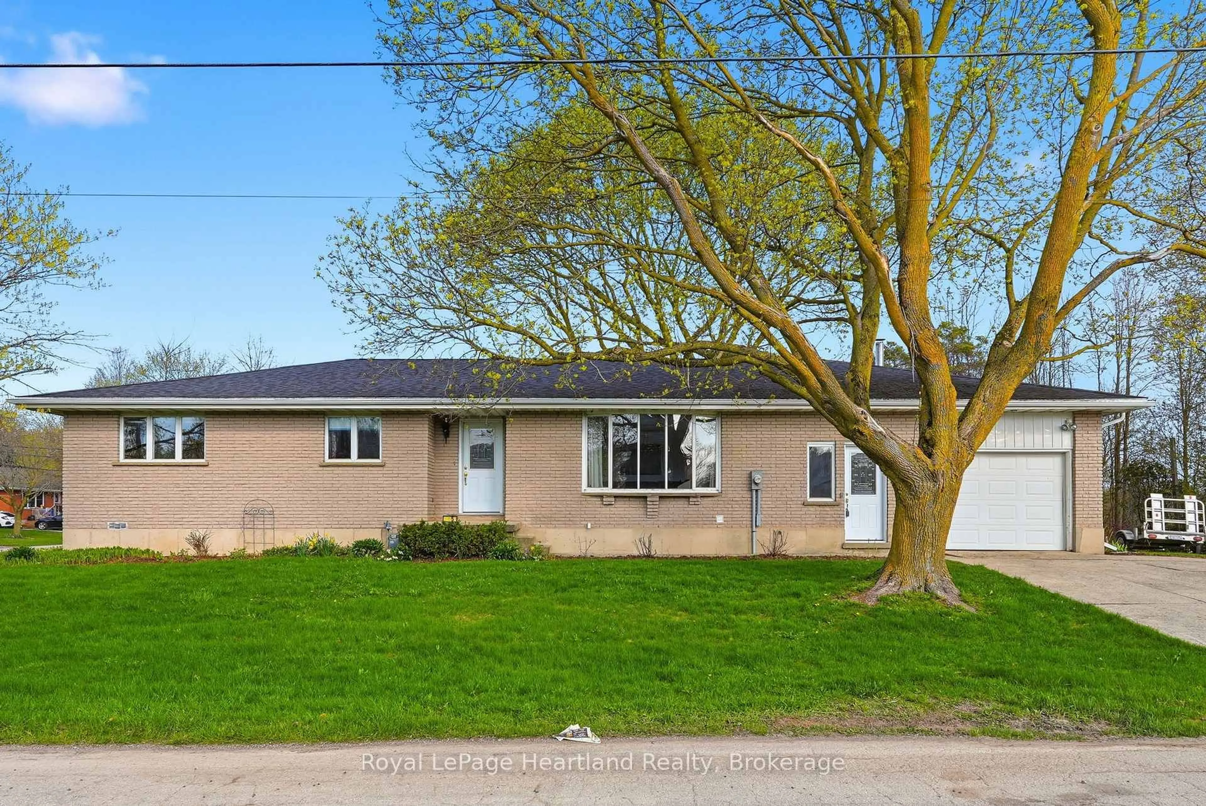 Home with vinyl exterior material, street for 85 William St, Minto Ontario N0G 1Z0