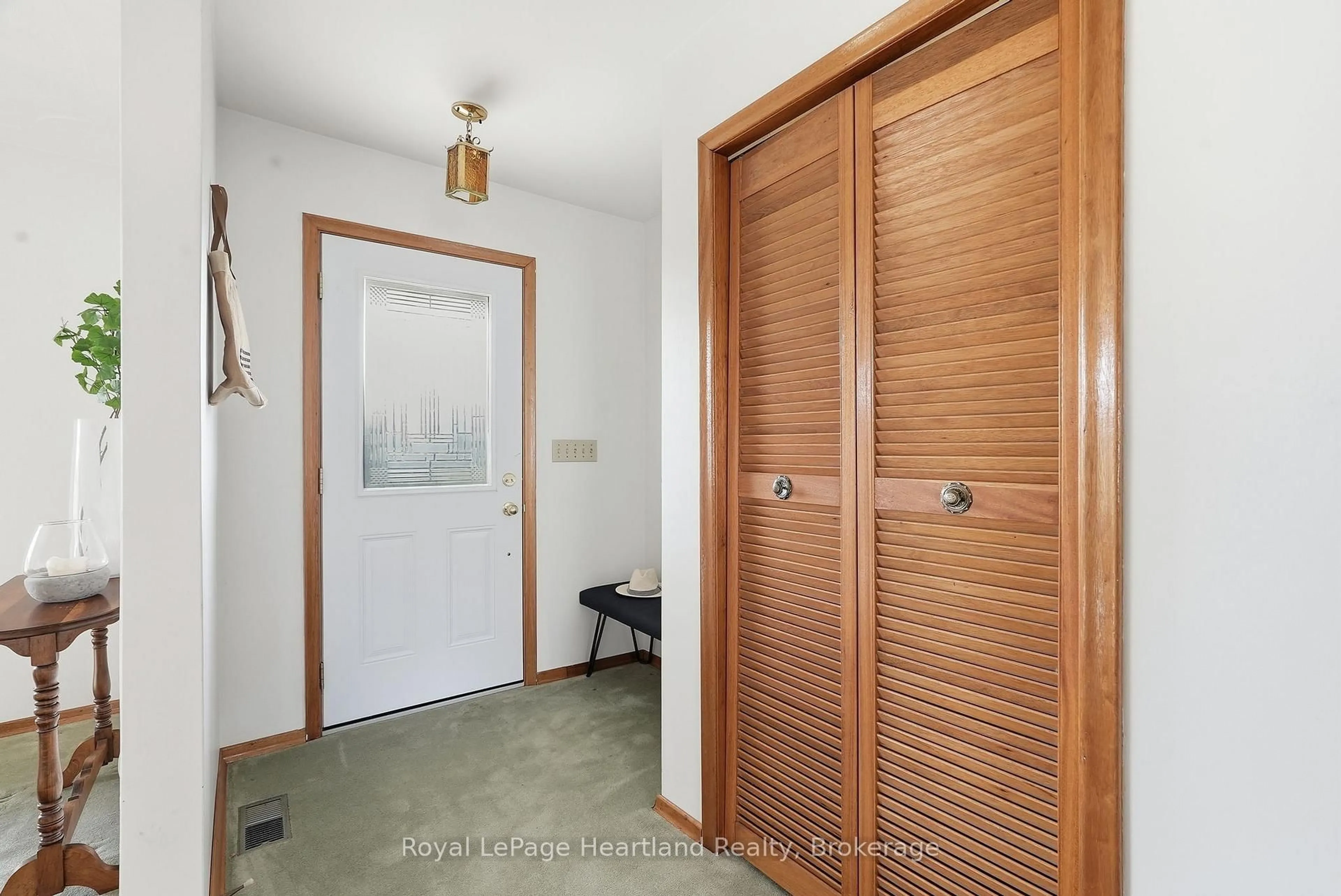 Indoor entryway for 85 William St, Minto Ontario N0G 1Z0